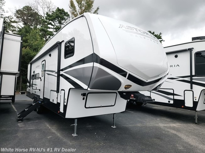 White Horse RV Open Floorplan Couples Trailer under 25 ft / Grand