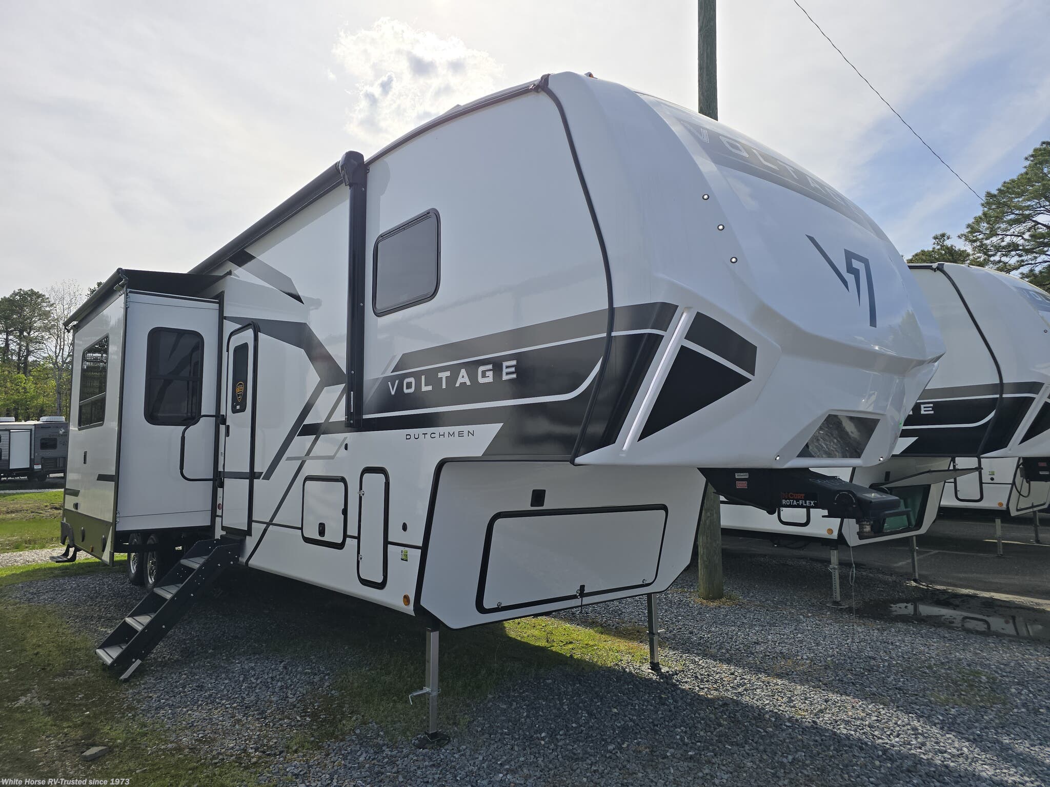 VT4851 - 2025 Dutchmen Voltage V Series 3850 Toy Hauler for sale