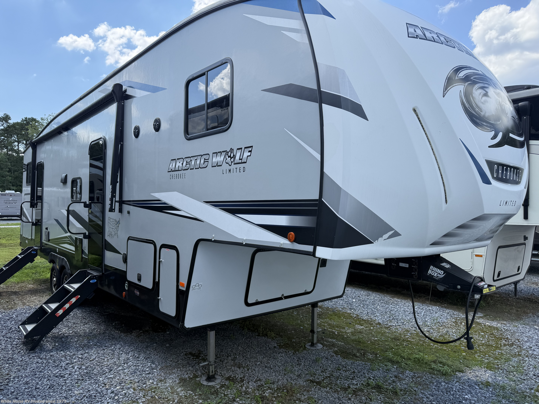 2022 Forest River Cherokee Arctic Wolf 321bh