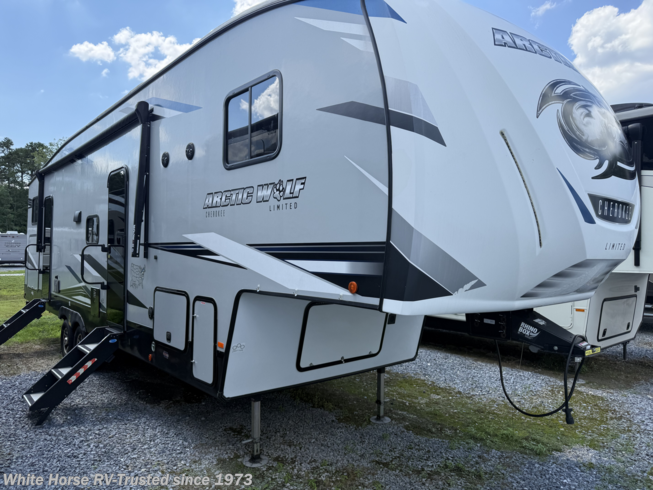 2022 Forest River Cherokee Arctic Wolf 321bh