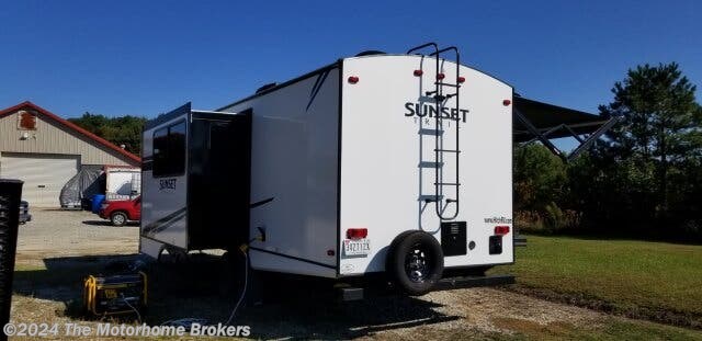 2021 CrossRoads Sunset Trail Super Lite SS242BH - Used Travel Trailer For Sale by The Motorhome Brokers in Salisbury, Maryland