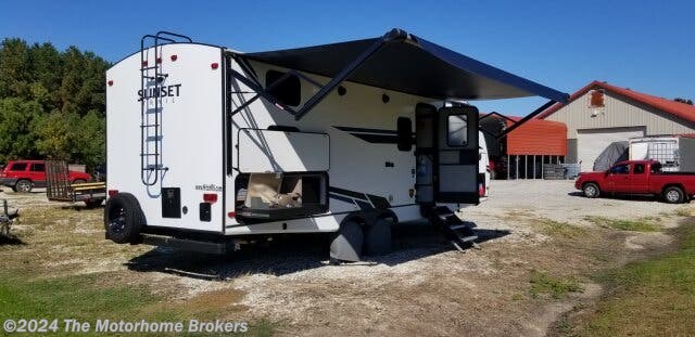 2021 Sunset Trail Super Lite SS242BH by CrossRoads from The Motorhome Brokers in Salisbury, Maryland