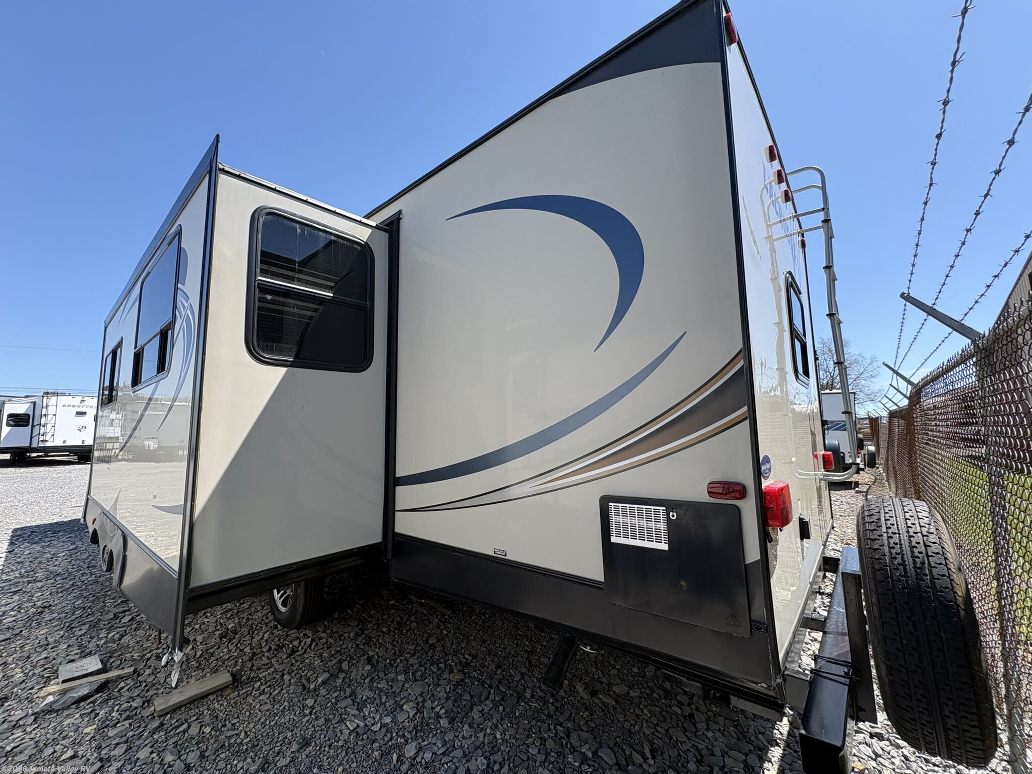 Used 2016 Prime Time LaCrosse 331BHT available in Mifflintown, Pennsylvania