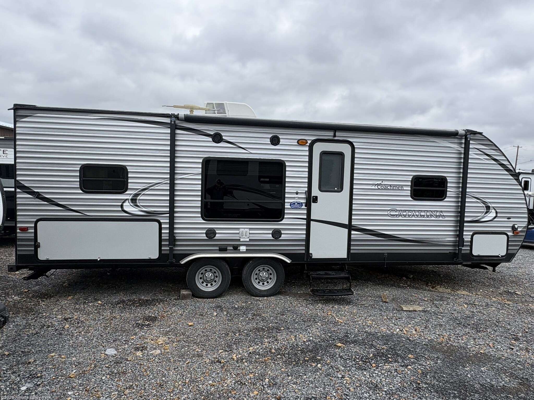 Used 2016 Coachmen Catalina 273BH available in Mifflintown, Pennsylvania