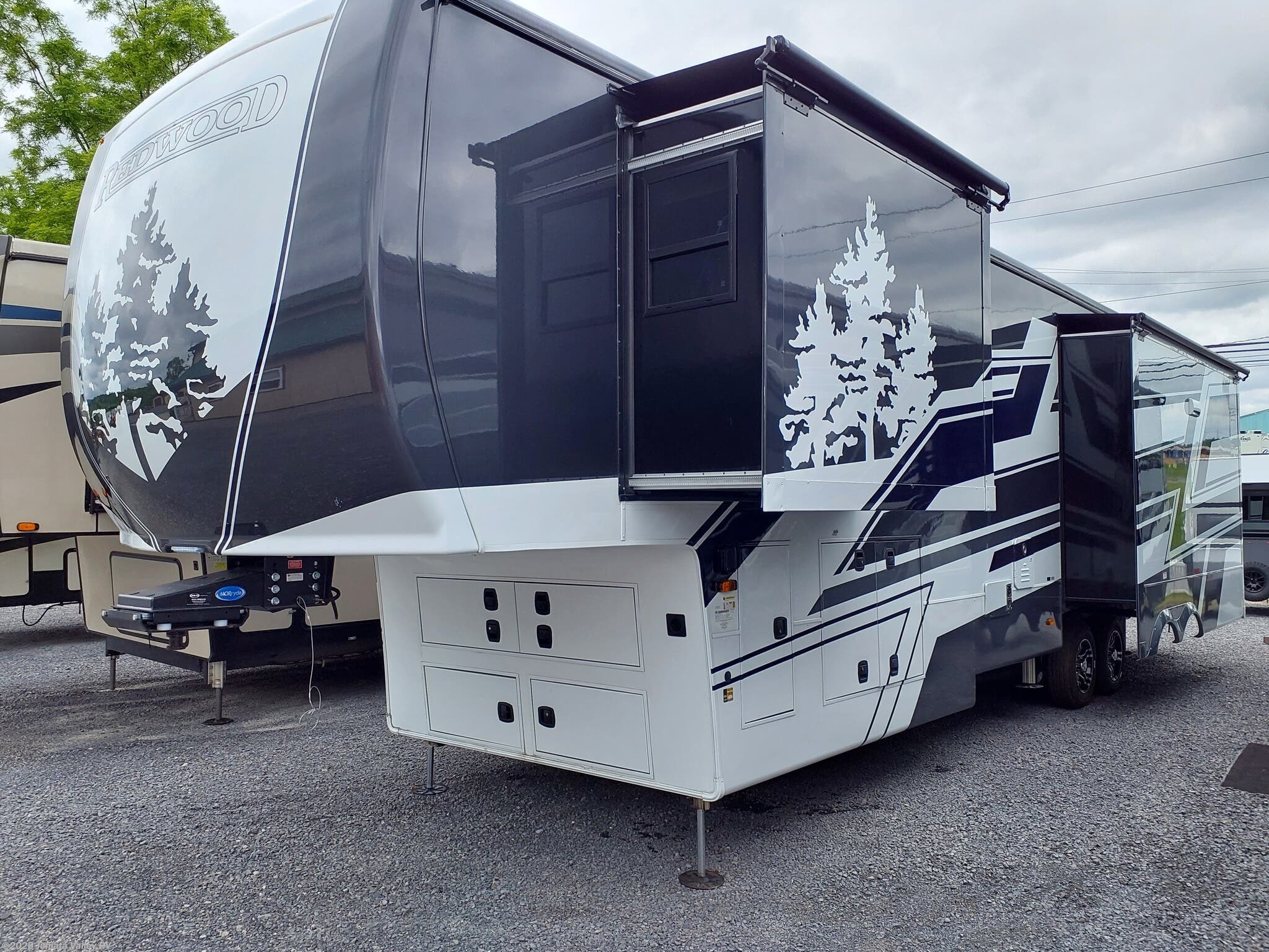 2026 CrossRoads Redwood 371RL - New Fifth Wheel For Sale by Juniata Valley RV in Mifflintown, Pennsylvania features Refrigerator, Air Conditioning, Dryer, LED HDTV, Leveling Jacks