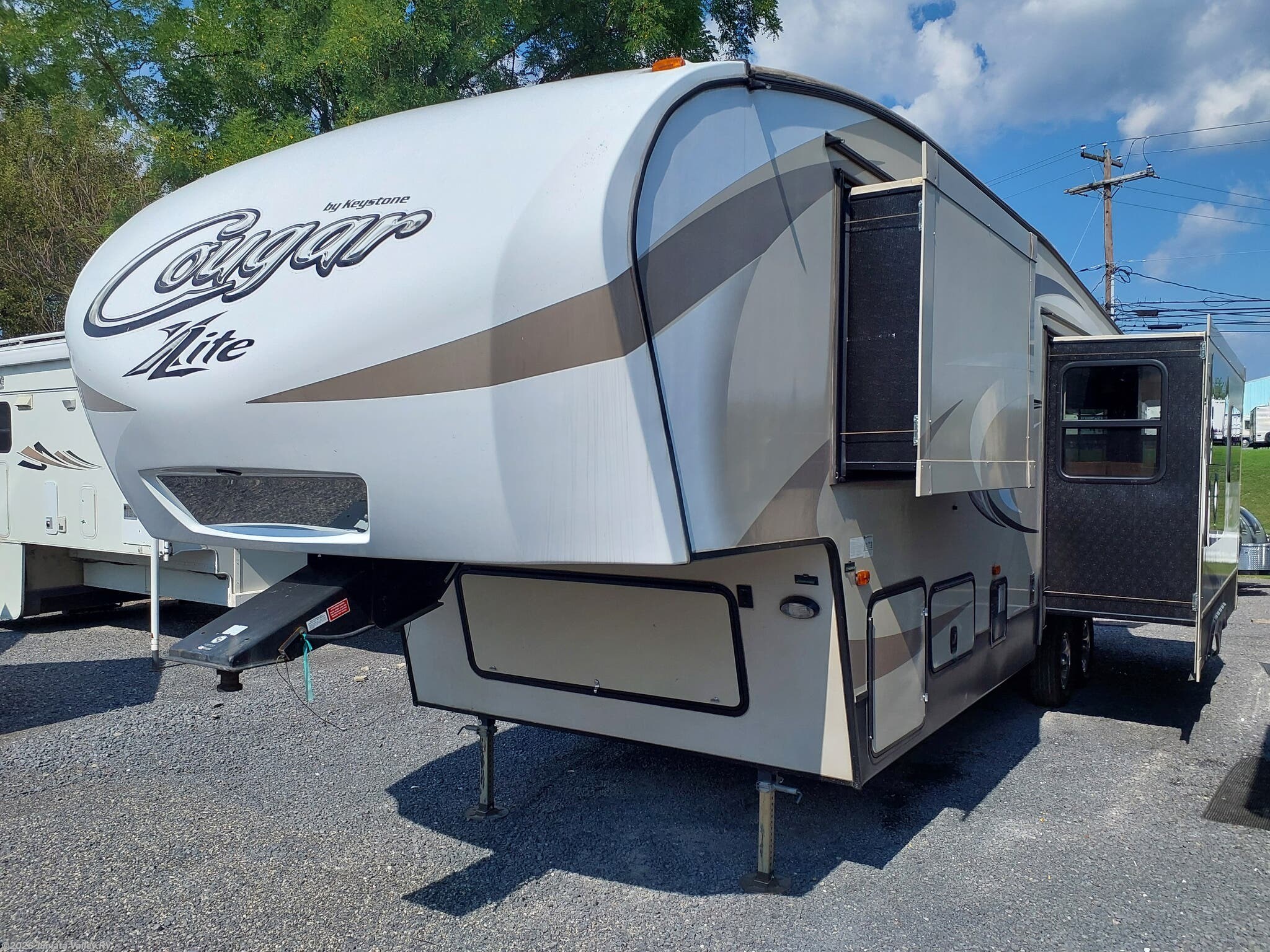 2017 Keystone Cougar SRX 39RLI - Used Fifth Wheel For Sale by Juniata Valley RV in Mifflintown, Pennsylvania features Furnace, LP Detector, Oven, Air Conditioning, Fire Extinguisher