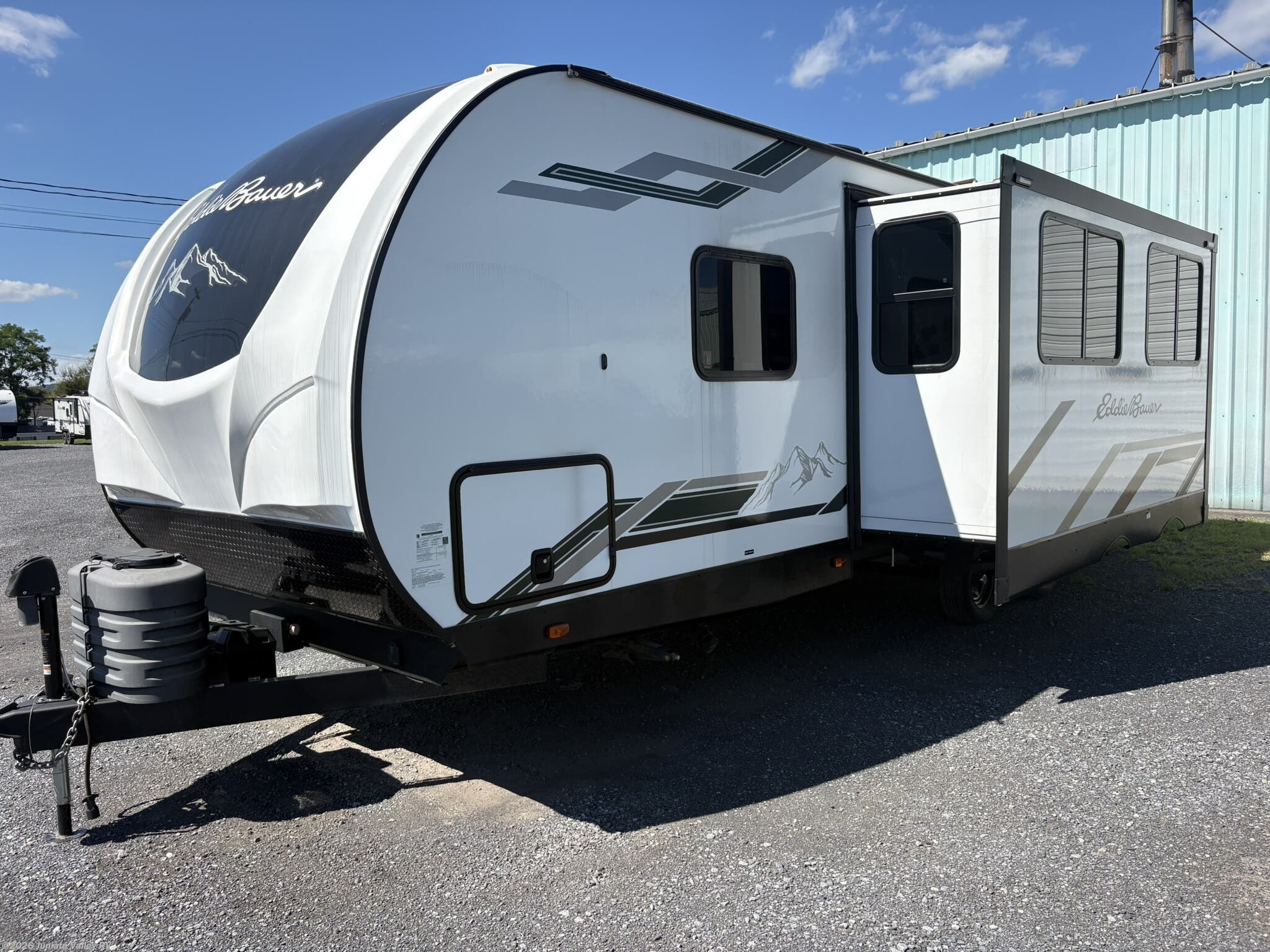 2024 Heartland Eddie Bauer 260RB - Used Travel Trailer For Sale by Juniata Valley RV in Mifflintown, Pennsylvania features TV, Oven, Medicine Cabinet, Sofa Bed, Awning