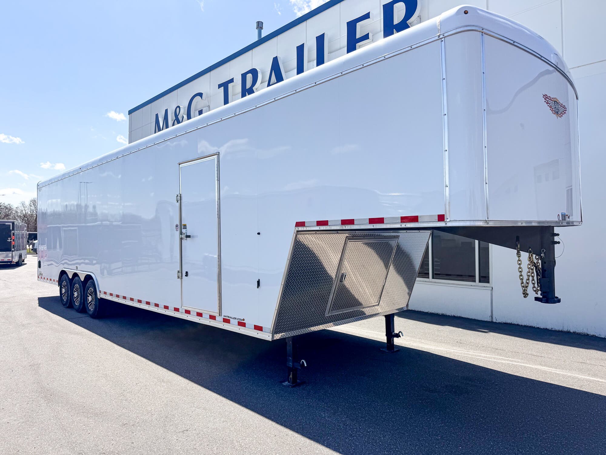 2025 H&H 8.5X32 21K TRIPLE AXLE ENCLOSED TOPLINE GOOSENECK CAR HAULER - WHITE