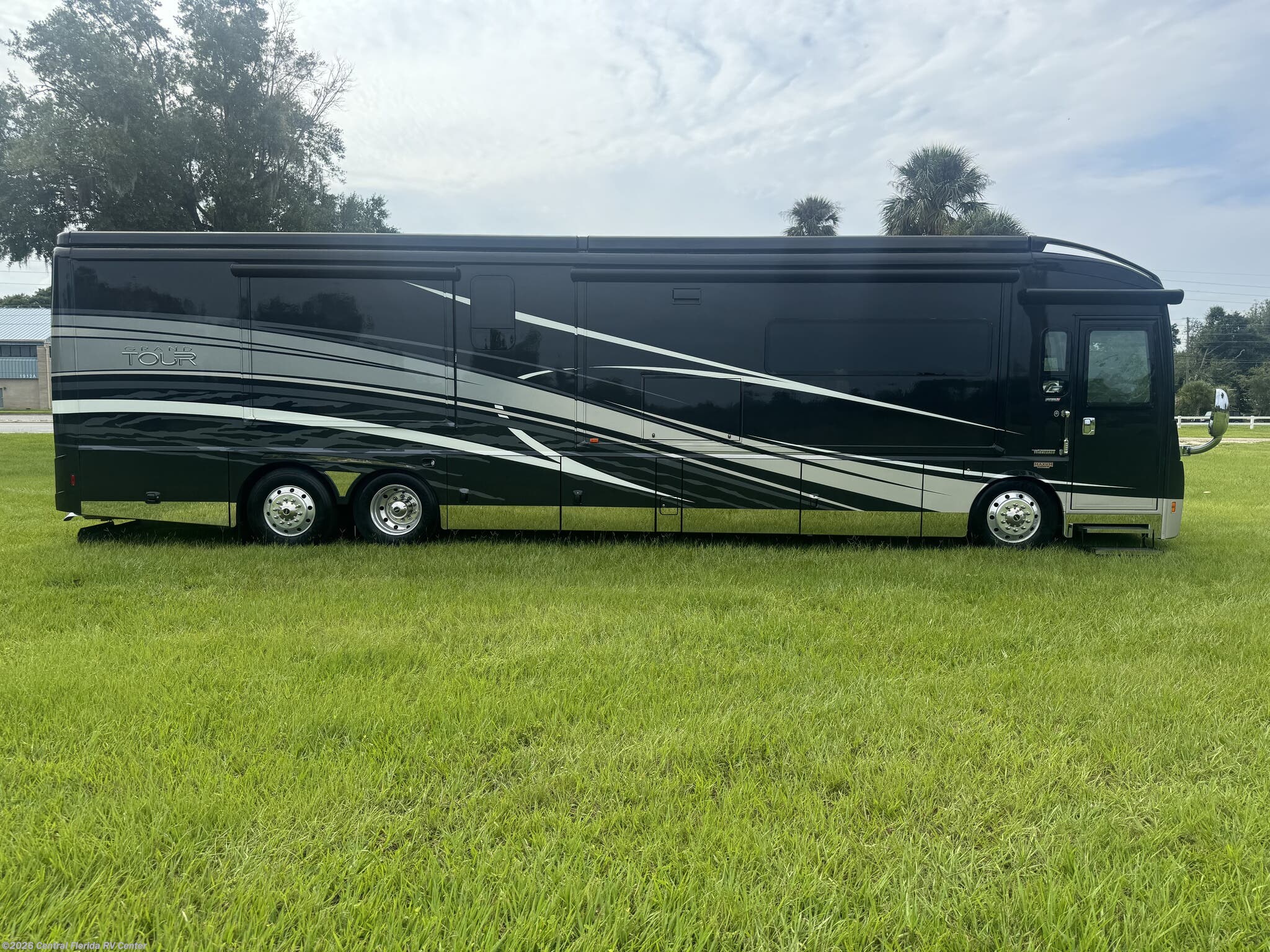 2017 Winnebago Grand Tour 42QL - Used Class A for sale by Central Florida RV Center in Apopka, Florida