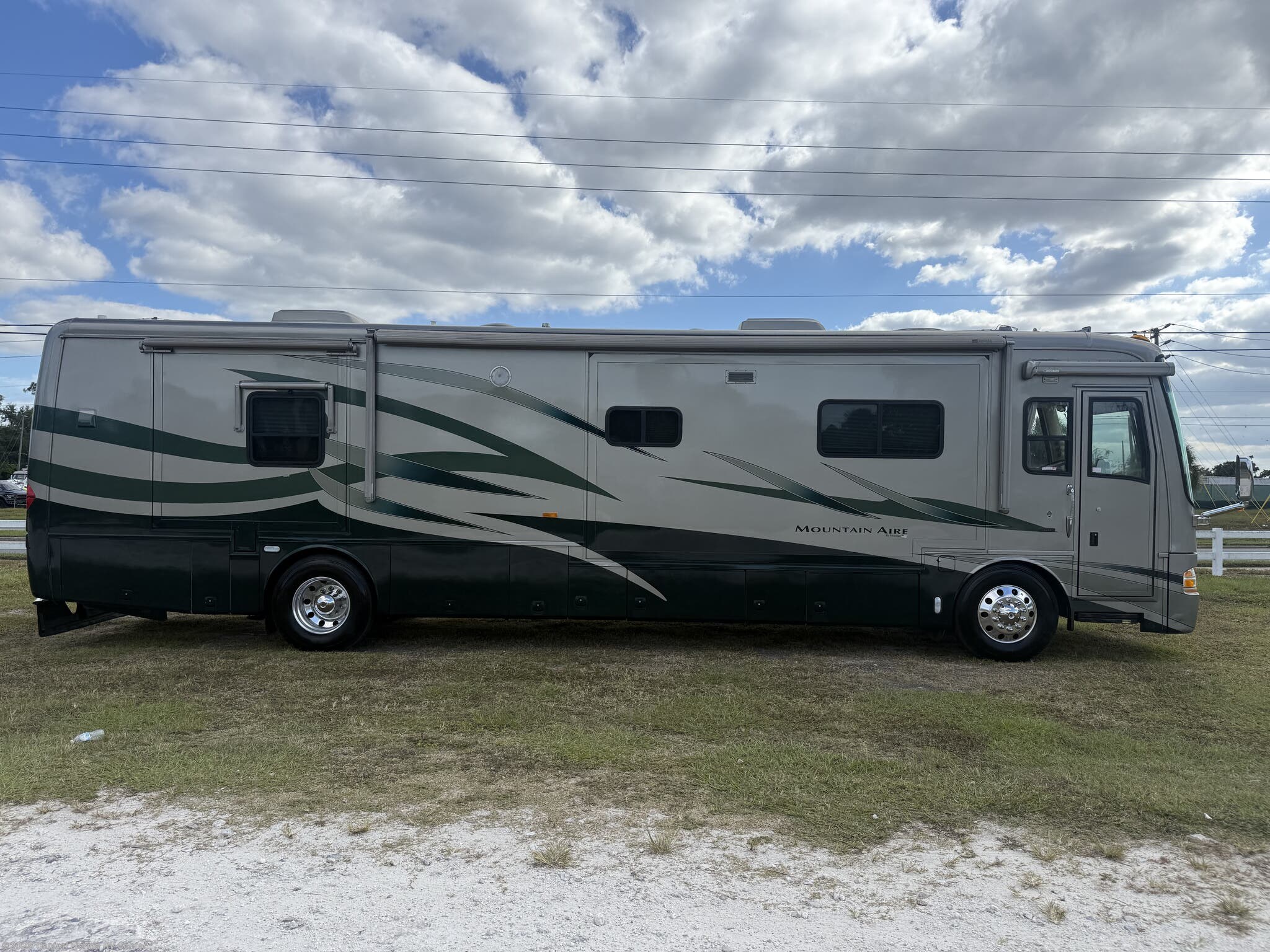 2005 Newmar Mountain Aire 4032 - Used Class A for sale by Central Florida RV Center in Apopka, Florida