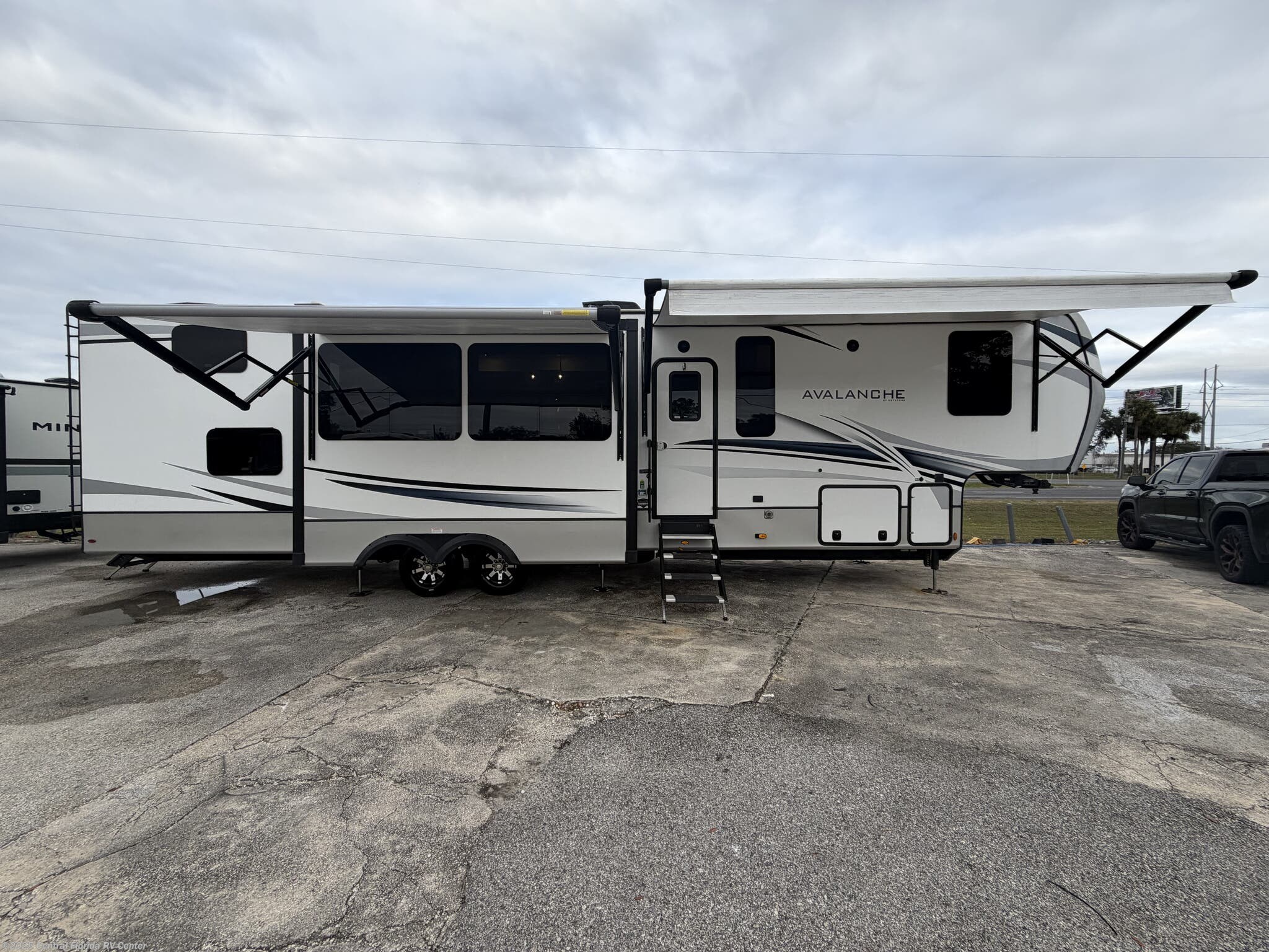 2022 Keystone Avalanche 390DS - Used Fifth Wheel For Sale by Central Florida RV Center in Apopka, Florida features Residential Refrigerator, LP Detector, Smoke Detector, Queen Bed, Stainless Appliances