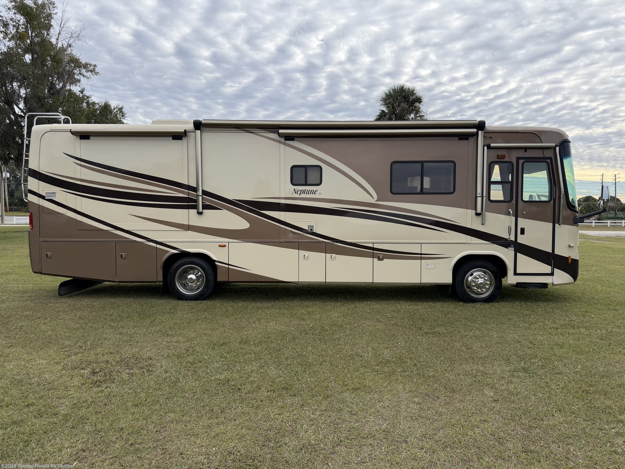 2007 Holiday Rambler Neptune 36PDQ - Used Class A For Sale by Central Florida RV Center in Apopka, Florida features Slideout, Leveling Jacks, LP Detector, Toilet, Furnace