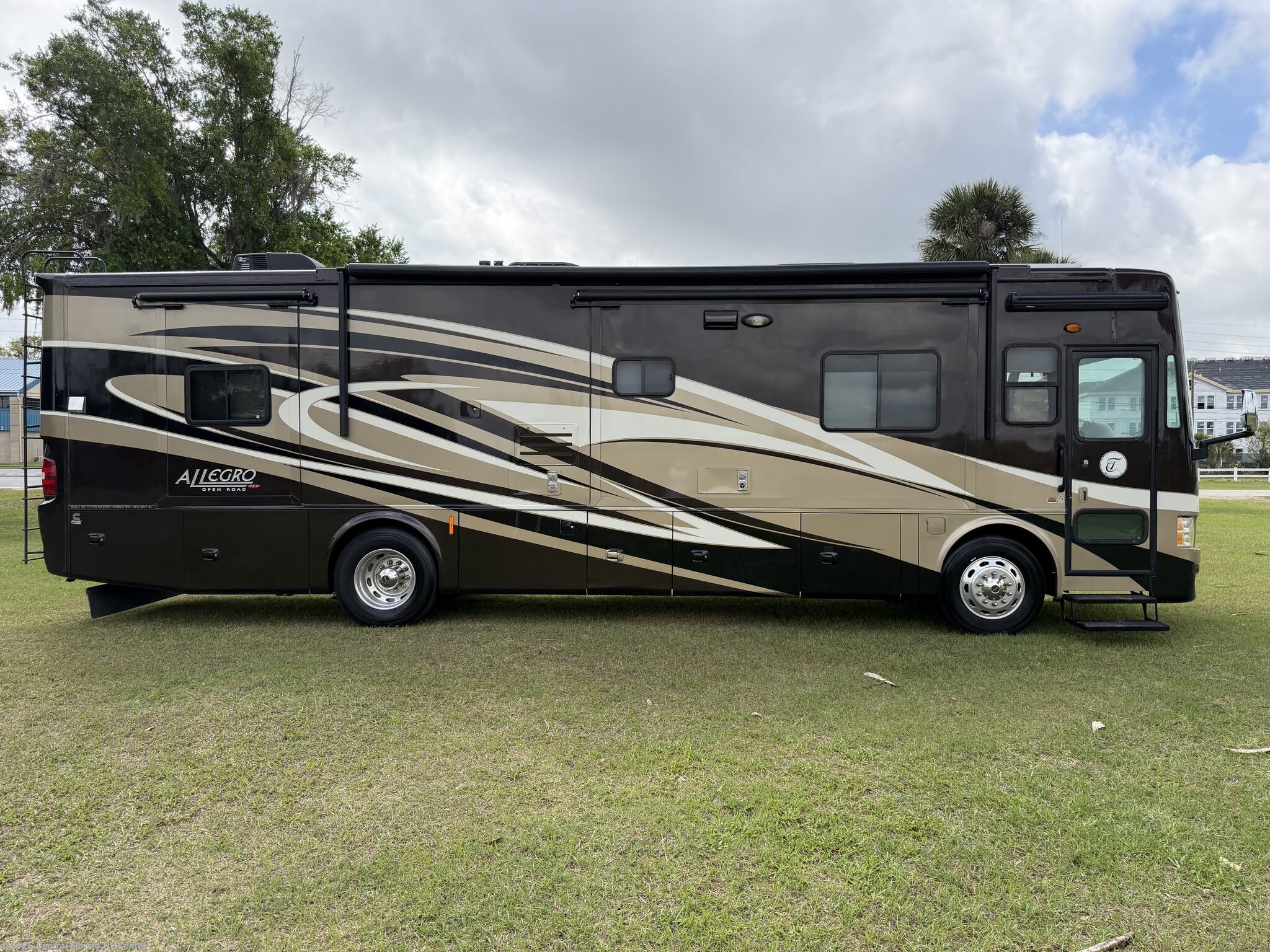 2013 Tiffin Allegro Red 340 36QSA - Used Class A For Sale by Central Florida RV Center in Apopka, Florida features TV Antenna, Water Heater, Power Awning, Solar Panels, Auxiliary Battery
