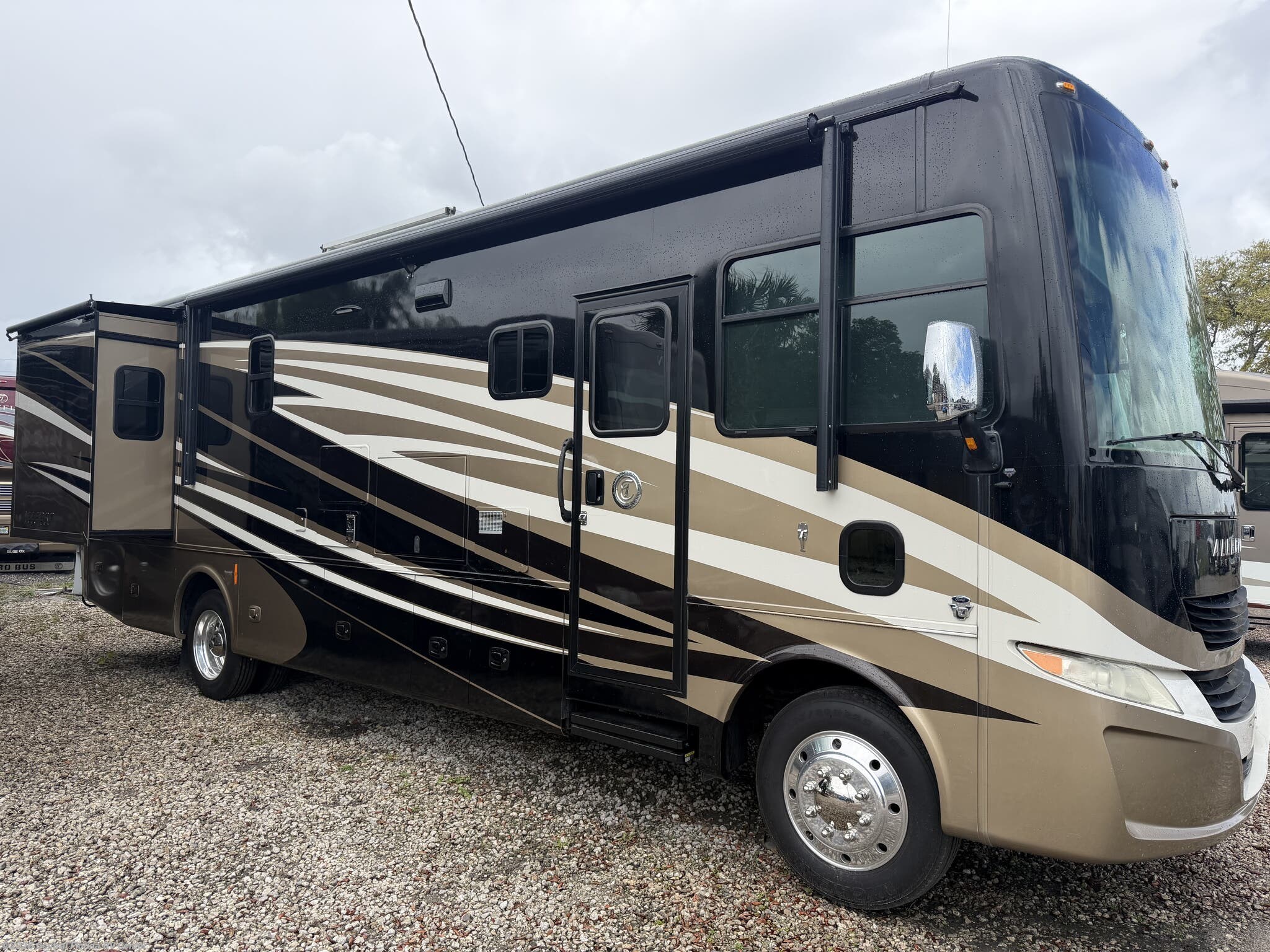 2017 Tiffin Allegro 31SA - Used Class A For Sale by Central Florida RV Center in Apopka, Florida features Ladder, Self Contained, Hitch, Slideout, Power Awning