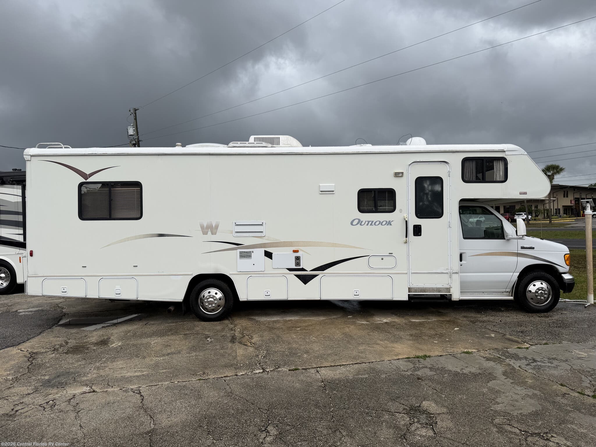 2006 Winnebago Outlook 31C - Used Class C For Sale by Central Florida RV Center in Apopka, Florida features Air Conditioning, Toilet, Stove Top Burner, Ladder, Roof Vents