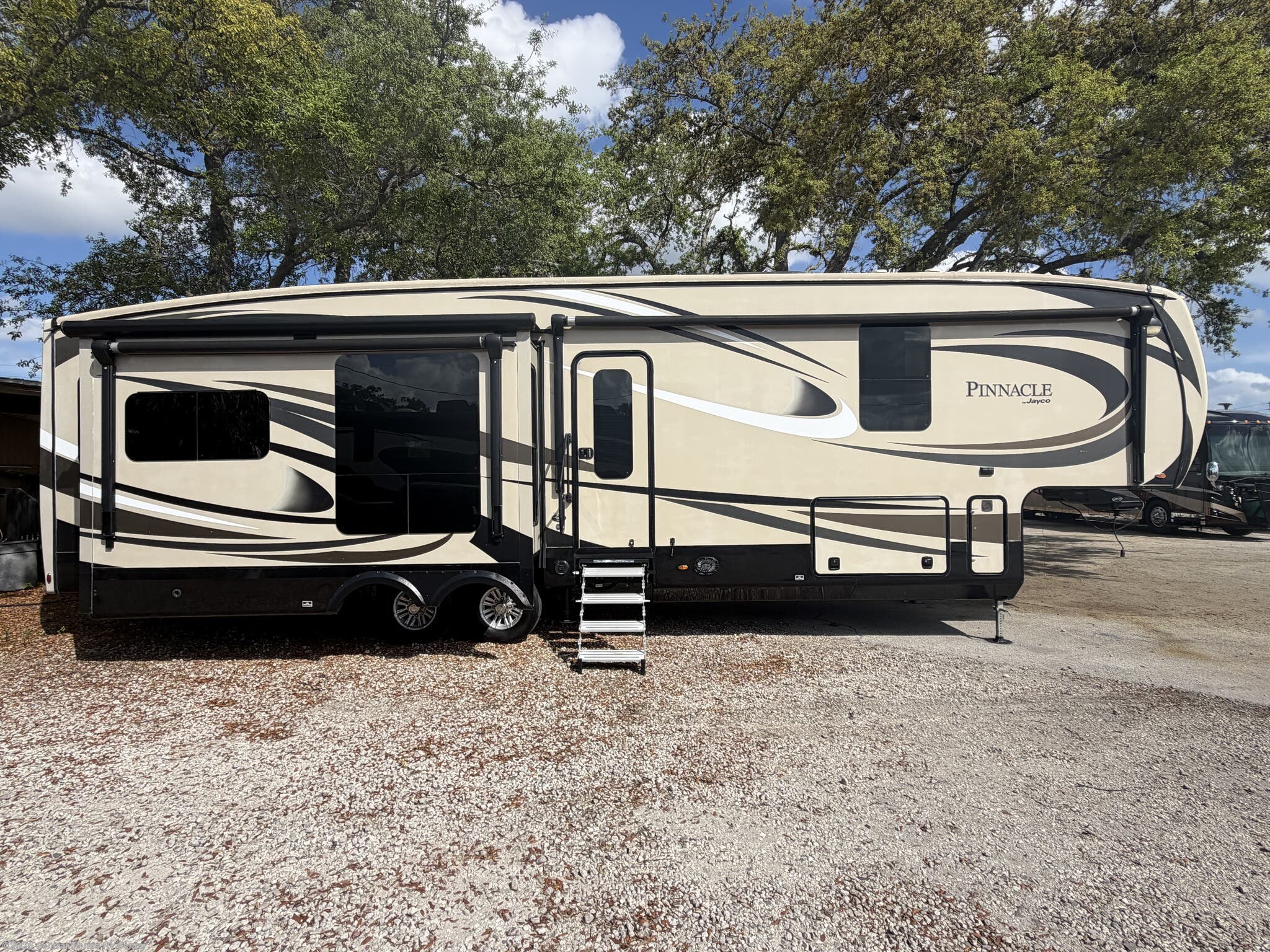 2017 Jayco Pinnacle 36FBTS RL - Used Fifth Wheel For Sale by Central Florida RV Center in Apopka, Florida features 50 Amp Service, Convection Microwave, CO Detector, LP Detector, Toilet