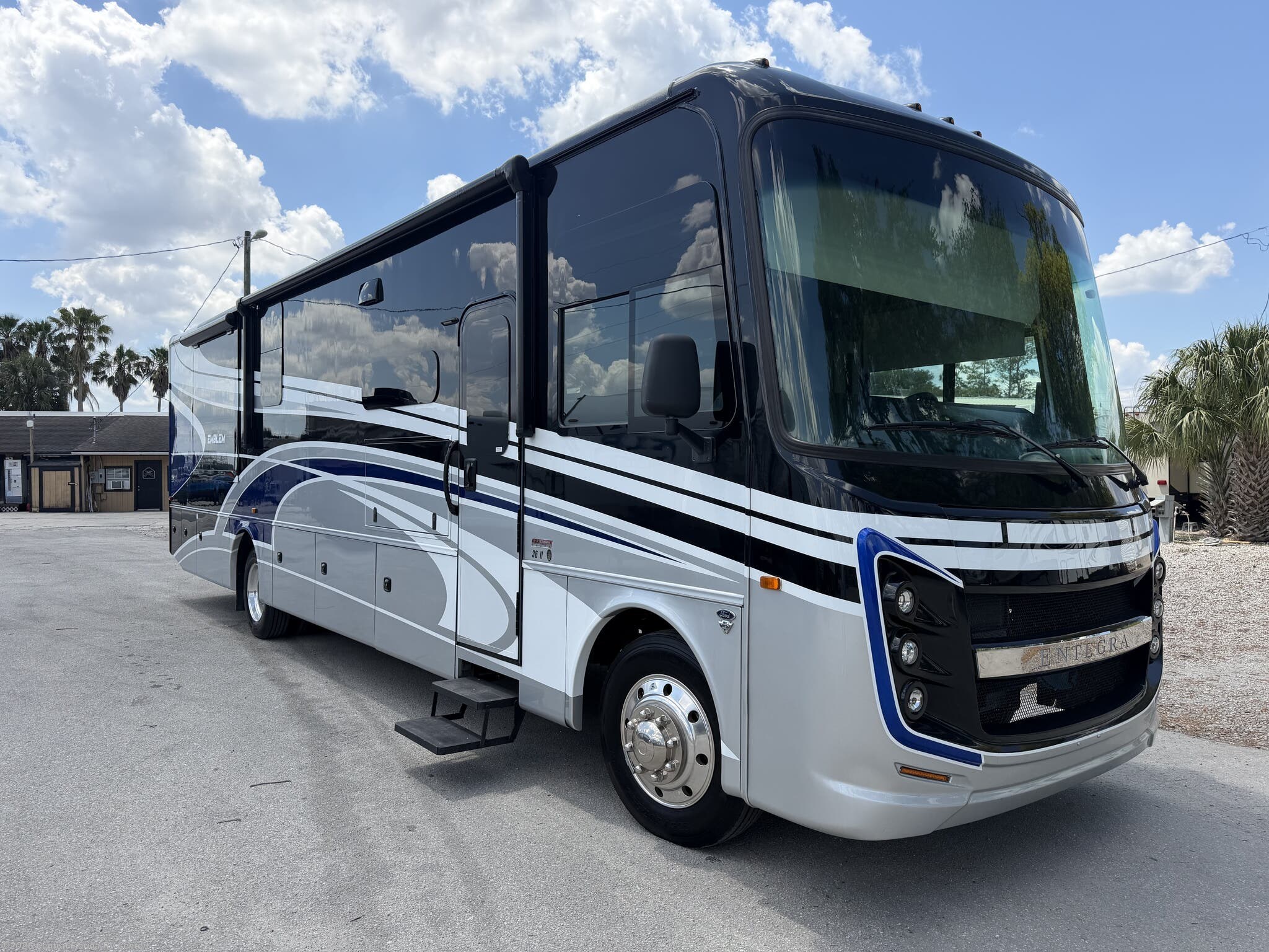 2024 Entegra Coach Emblem 36U
