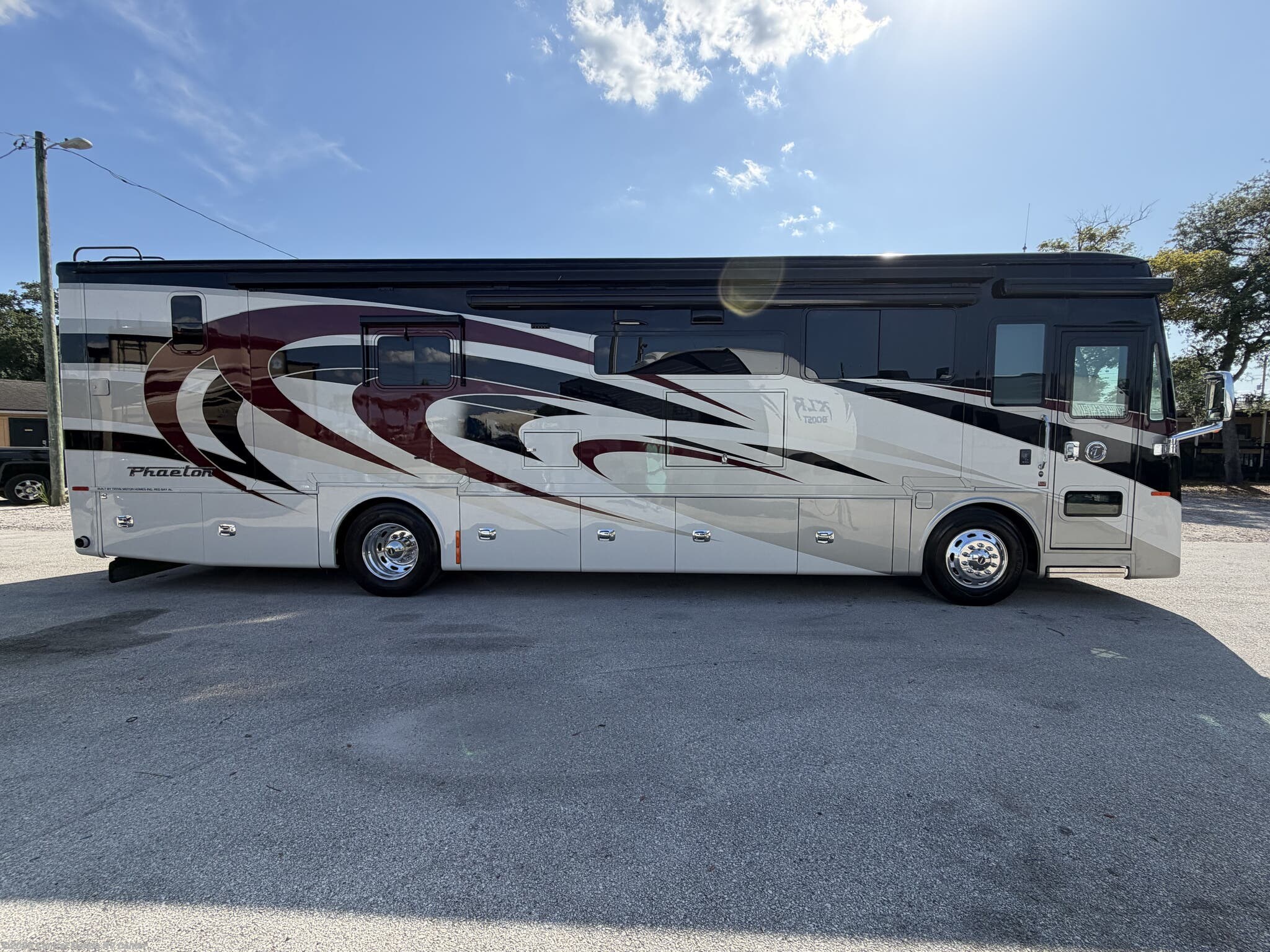 2021 Tiffin Phaeton 37BH - Used Class A For Sale by Central Florida RV Center in Apopka, Florida features Slideout, Auxiliary Battery, Toilet, Residential Refrigerator, Medicine Cabinet
