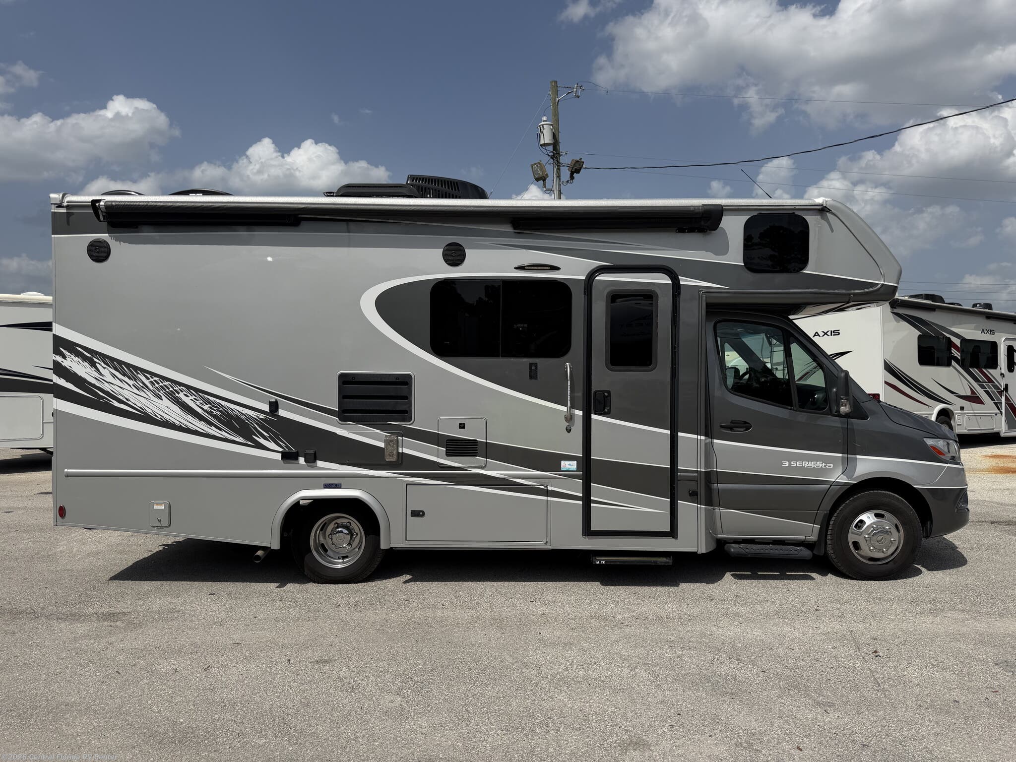 2022 Dynamax Corp Isata 3 Series 24FWM - Used Class C For Sale by Central Florida RV Center in Apopka, Florida features Inverter, Skylight, LP Detector, Batteries, Backup Monitor