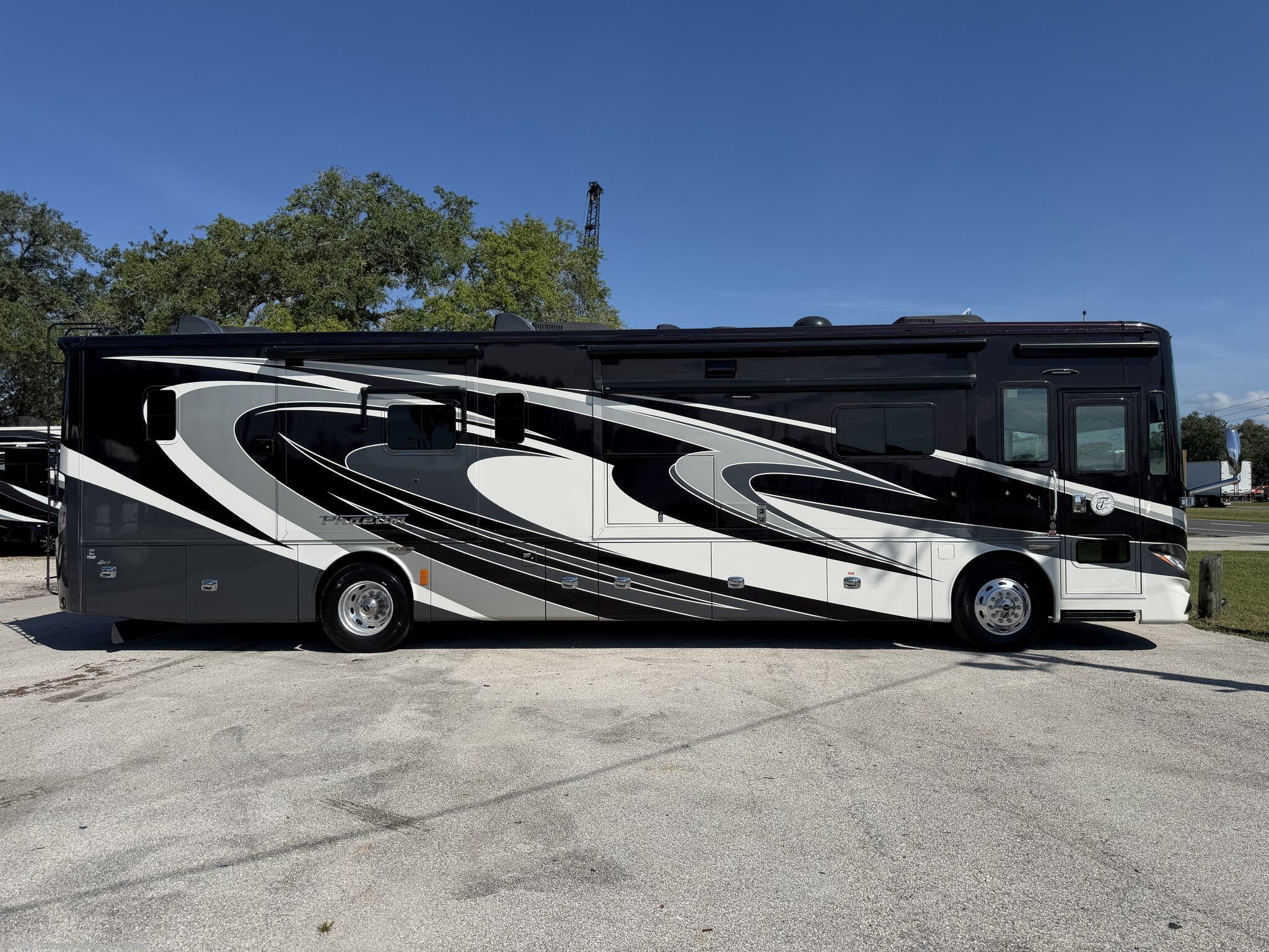 2016 Tiffin Phaeton 40 QBH - Used Class A for sale by Central Florida RV Center in Apopka, Florida
