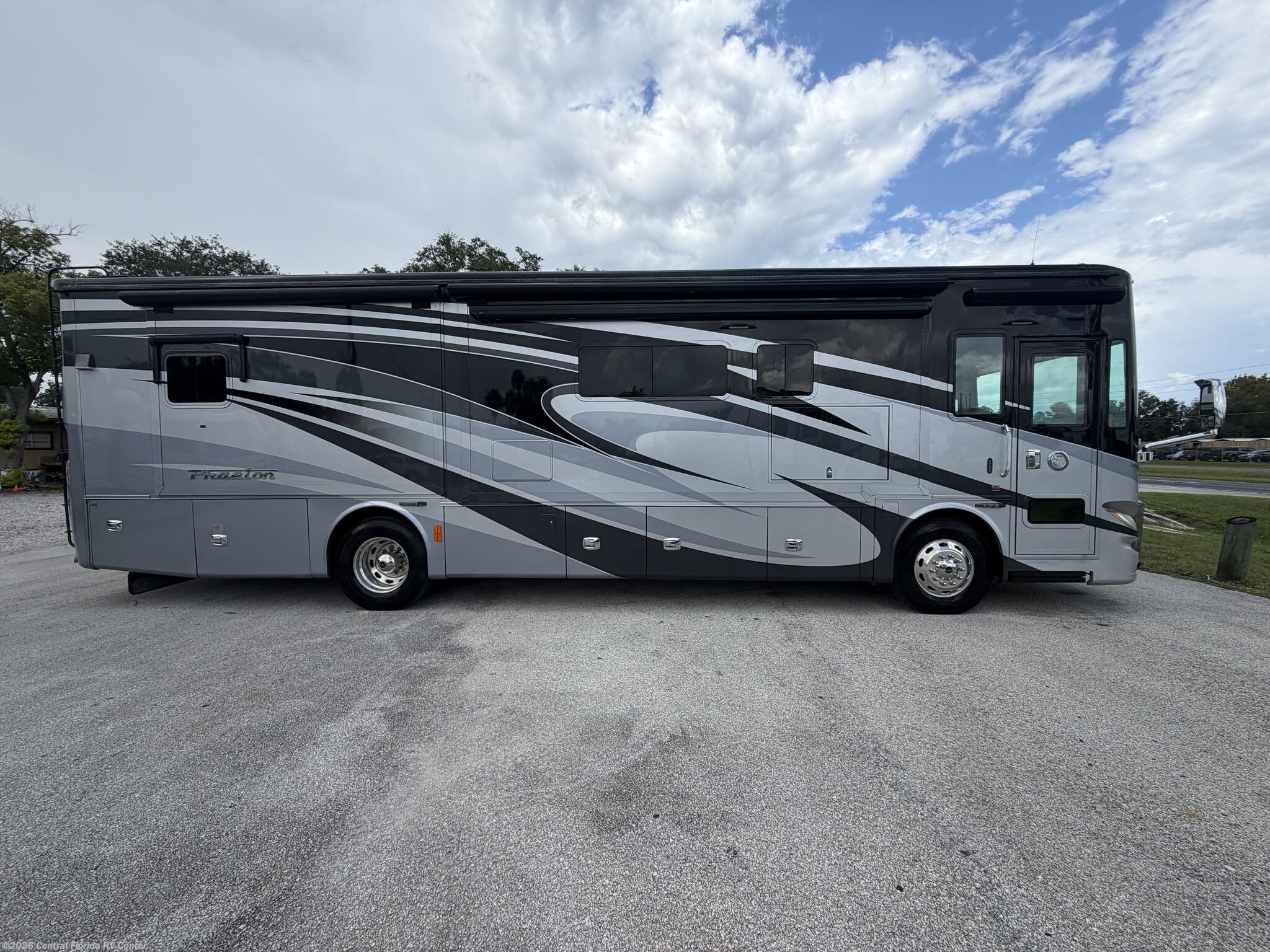 2017 Tiffin Phaeton 36GH - Used Class A for sale by Central Florida RV Center in Apopka, Florida