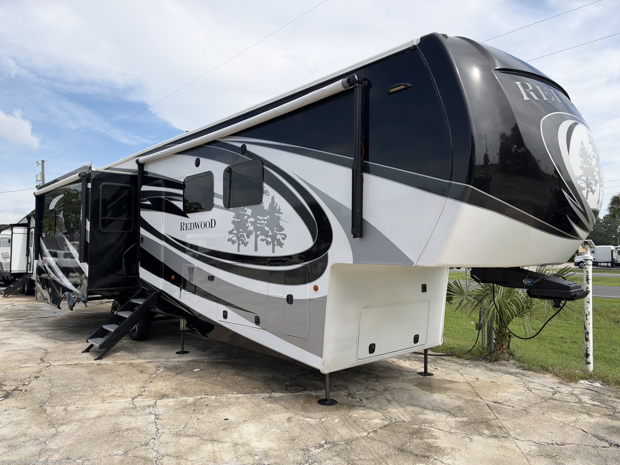 2019 CrossRoads Redwood RW-3901WB