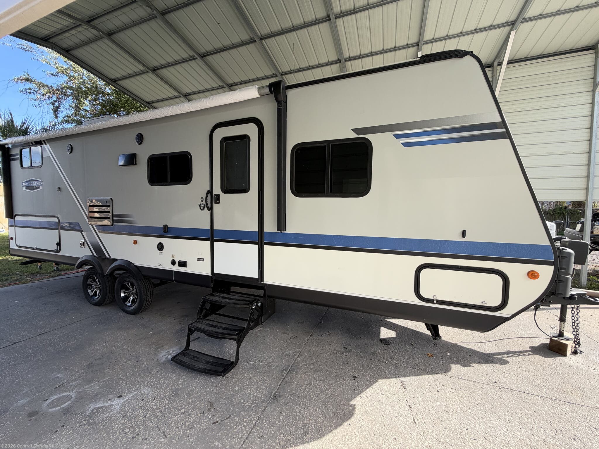 2018 Jayco Jay Feather 25BH - Used Travel Trailer For Sale by Central Florida RV Center in Apopka, Florida features Shower, Microwave, Non-Smoking Unit, Toilet, Slideout