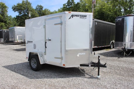 2022 HOMESTEADER 5&#39; X 8&#39; ENCLOSED CARGO TRAILER FOR SALE, WHITE EXTERIOR ALUMINUM, 24&quot; V-NOSE, 24&quot; SIDE DOOR WITH BAR LOCK, REAR RAMP DOOR WITH EXTENDED WOOD FLAP, 3/4&quot; PLYWOOD FLOOR, (4) FLOOR MOUNT D-RINGS, 3/8&quot; PLYWOOD WALLS, SIDE WALL FLOW THRU VENTS, DOME LIGHT, 3.5K IDLER AXLE, SPRING SUSPENSION, 15&quot; RADIAL TIRES, LED EXTERIOR LIGHTS, 66&quot; INTERIOR HEIGHT, A-FRAME JACK, 2&quot; COUPLER.