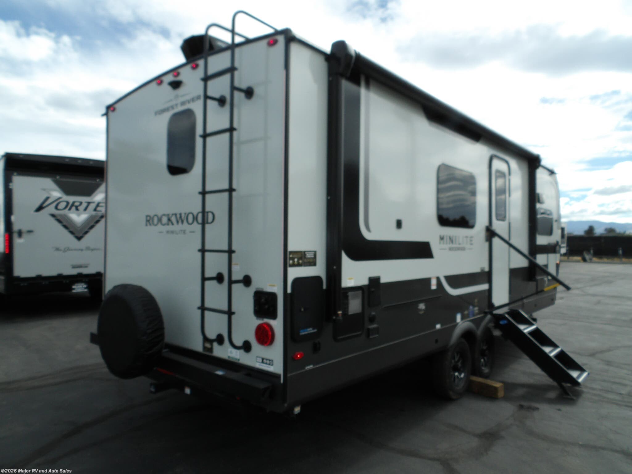 2027 Forest River Rockwood 2523MBR, 2 SLIDES, 400 WATT SOLAR, MIDDLE BEDROOM, - New Travel Trailer For Sale by Major RV and Auto Sales in Hesperia, California