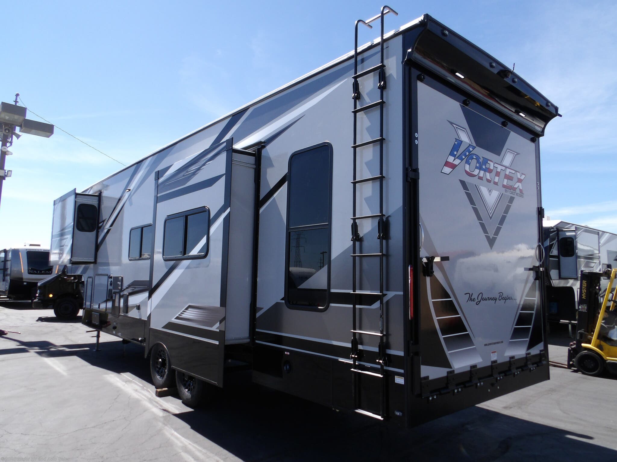 New 2027 Genesis Supreme Vortex 3219CRSB, 2 SLIDES, 2 A/C'S, 6000 WATT GENERATOR, available in Hesperia, California