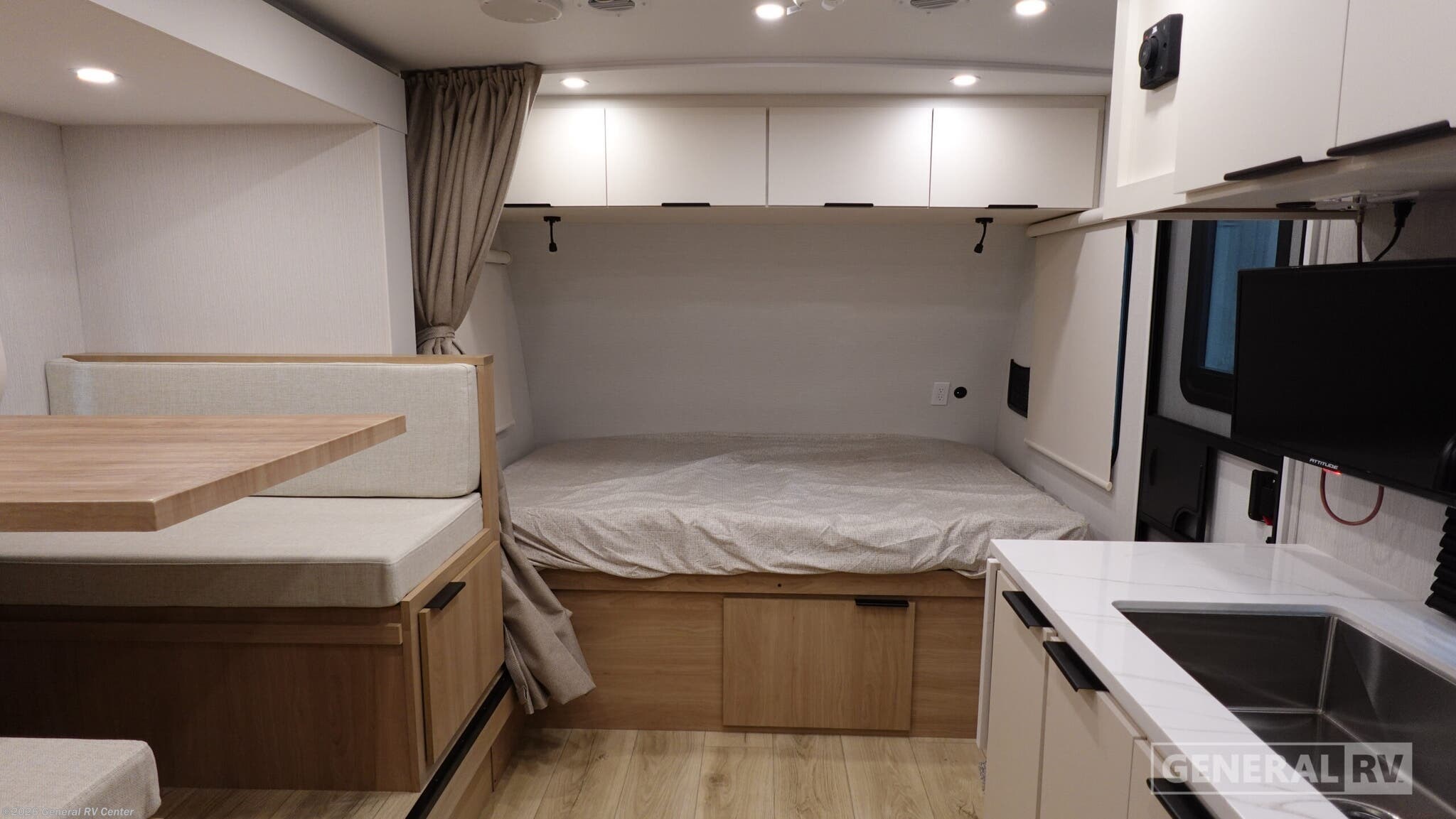 New 2026 Winnebago Micro Minnie 2100BH available in North Canton, Ohio