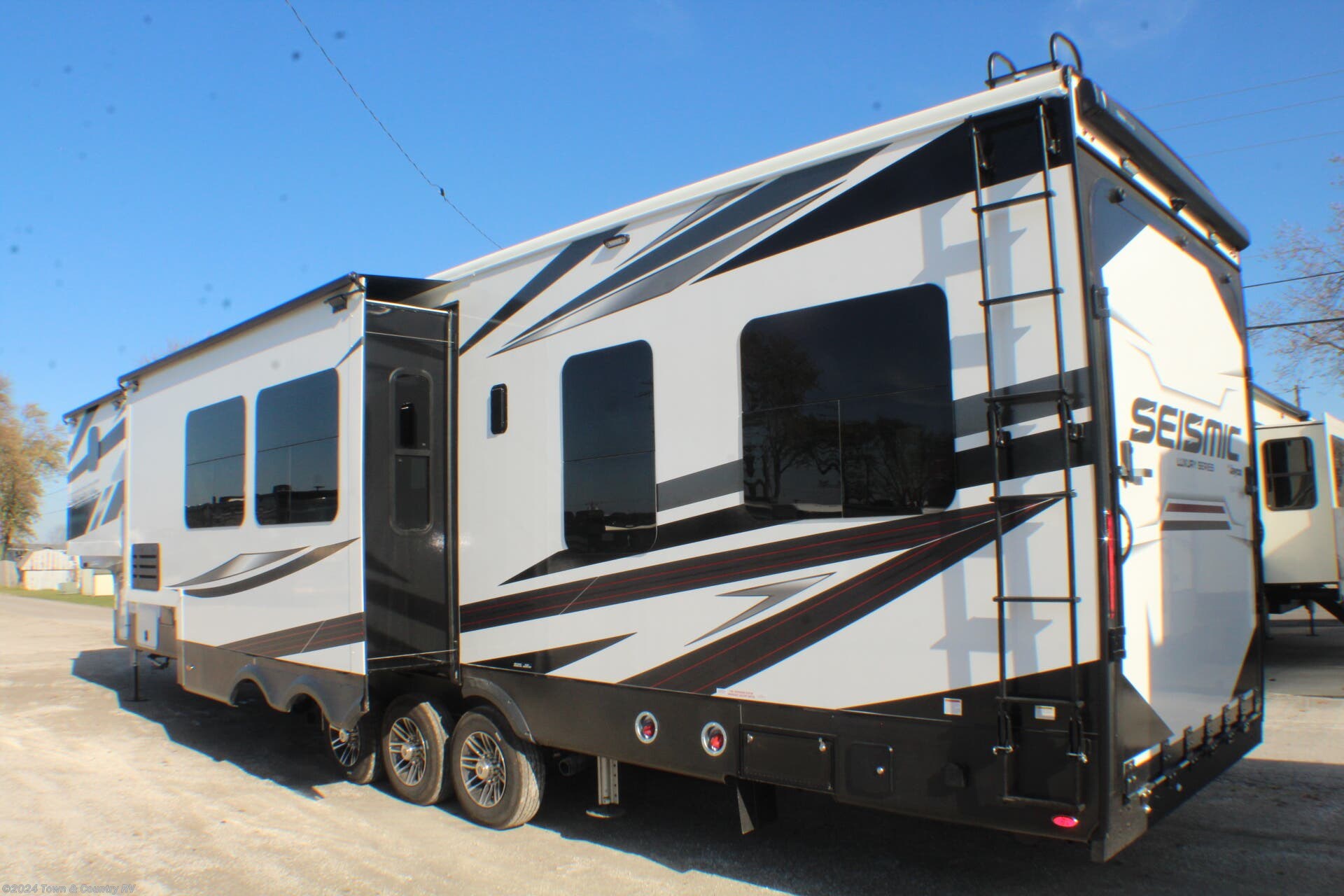 2023 Jayco Seismic Luxury Series 4113 RV for Sale in Clyde, OH 43410