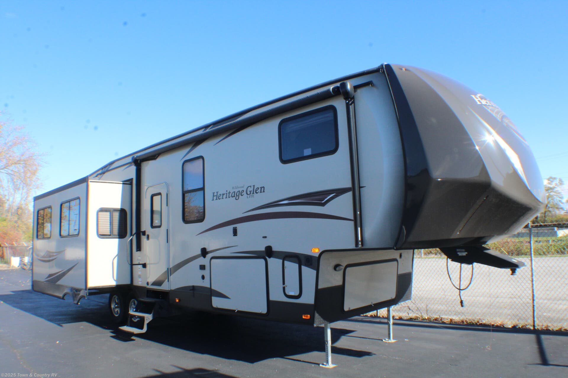 2014 Forest River Wildwood Heritage Glen 327RES RV for Sale in Clyde
