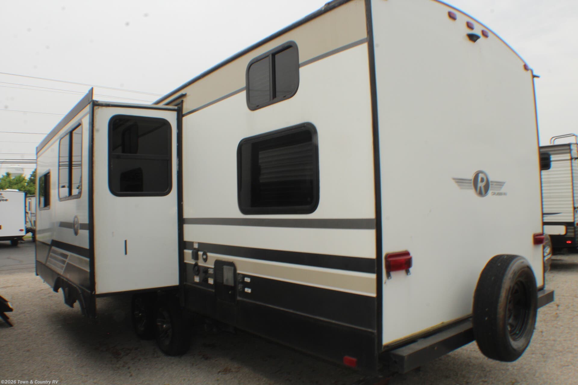 2019 Cruiser RV Radiance 28QD - Used Travel Trailer For Sale by Town & Country RV in Clyde, Ohio