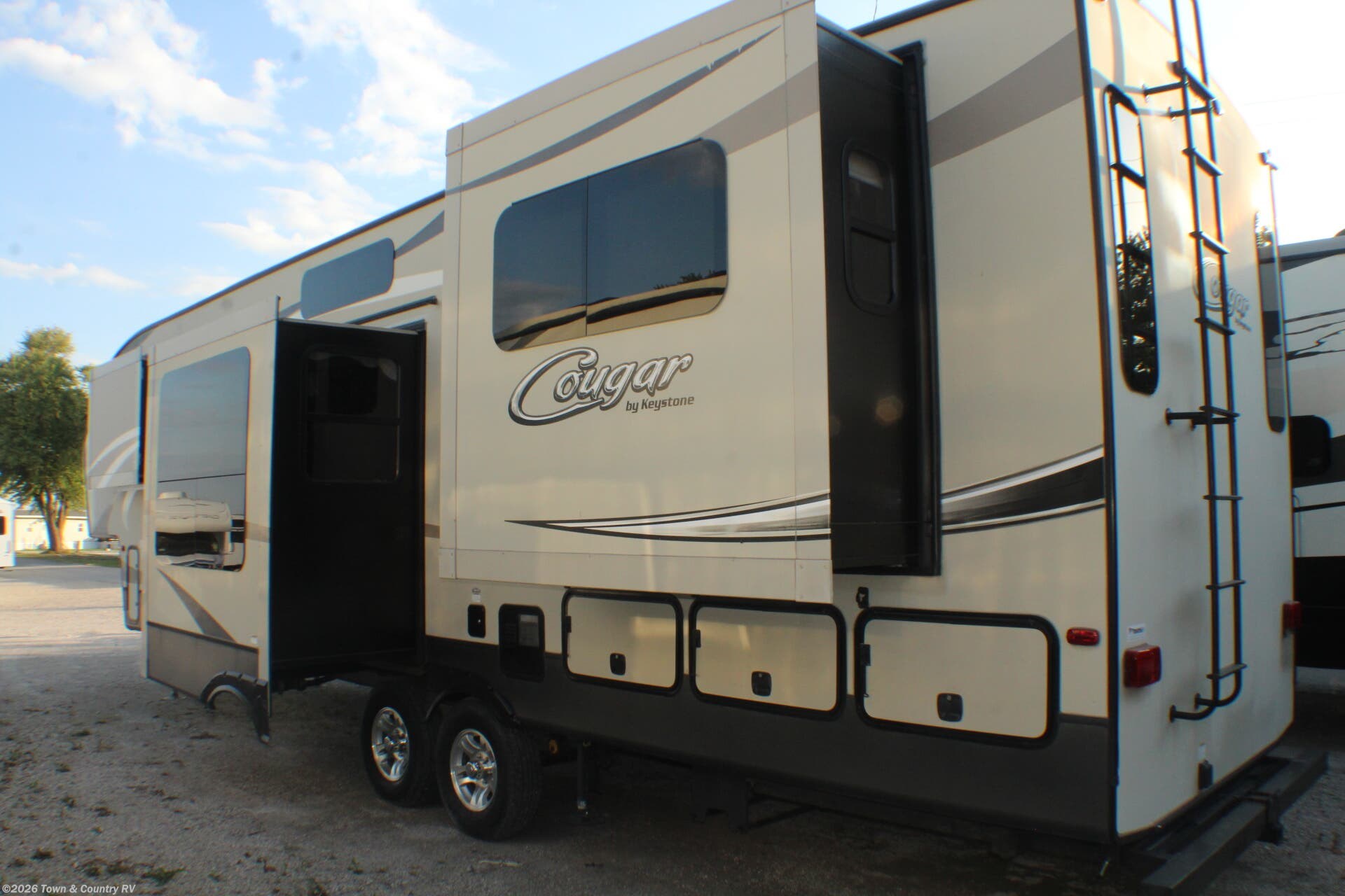 2016 Keystone Cougar 326RDS - Used Fifth Wheel For Sale by Town & Country RV in Clyde, Ohio