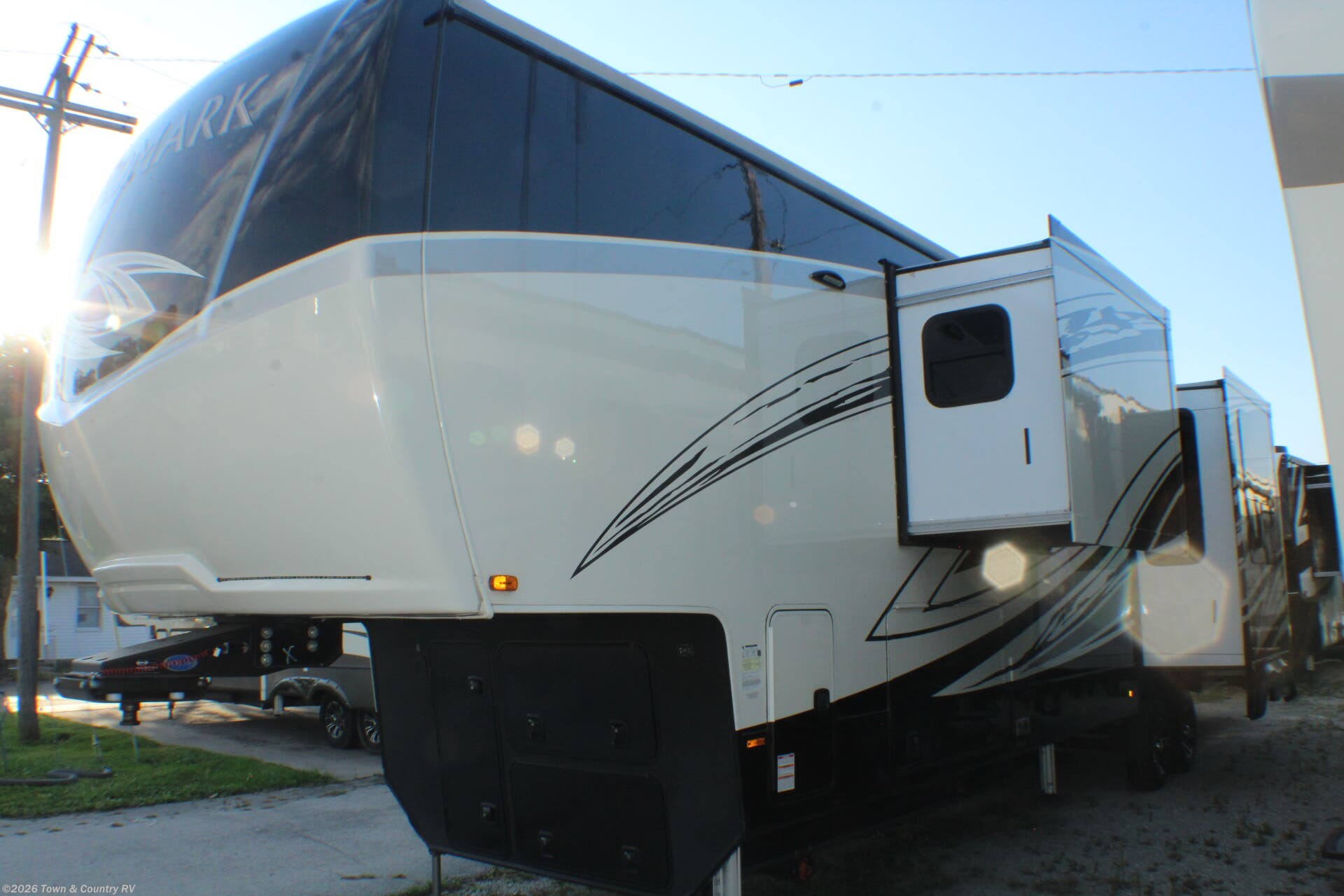 2022 Heartland Landmark CHESAPEAKE - Used Fifth Wheel For Sale by Town & Country RV in Clyde, Ohio