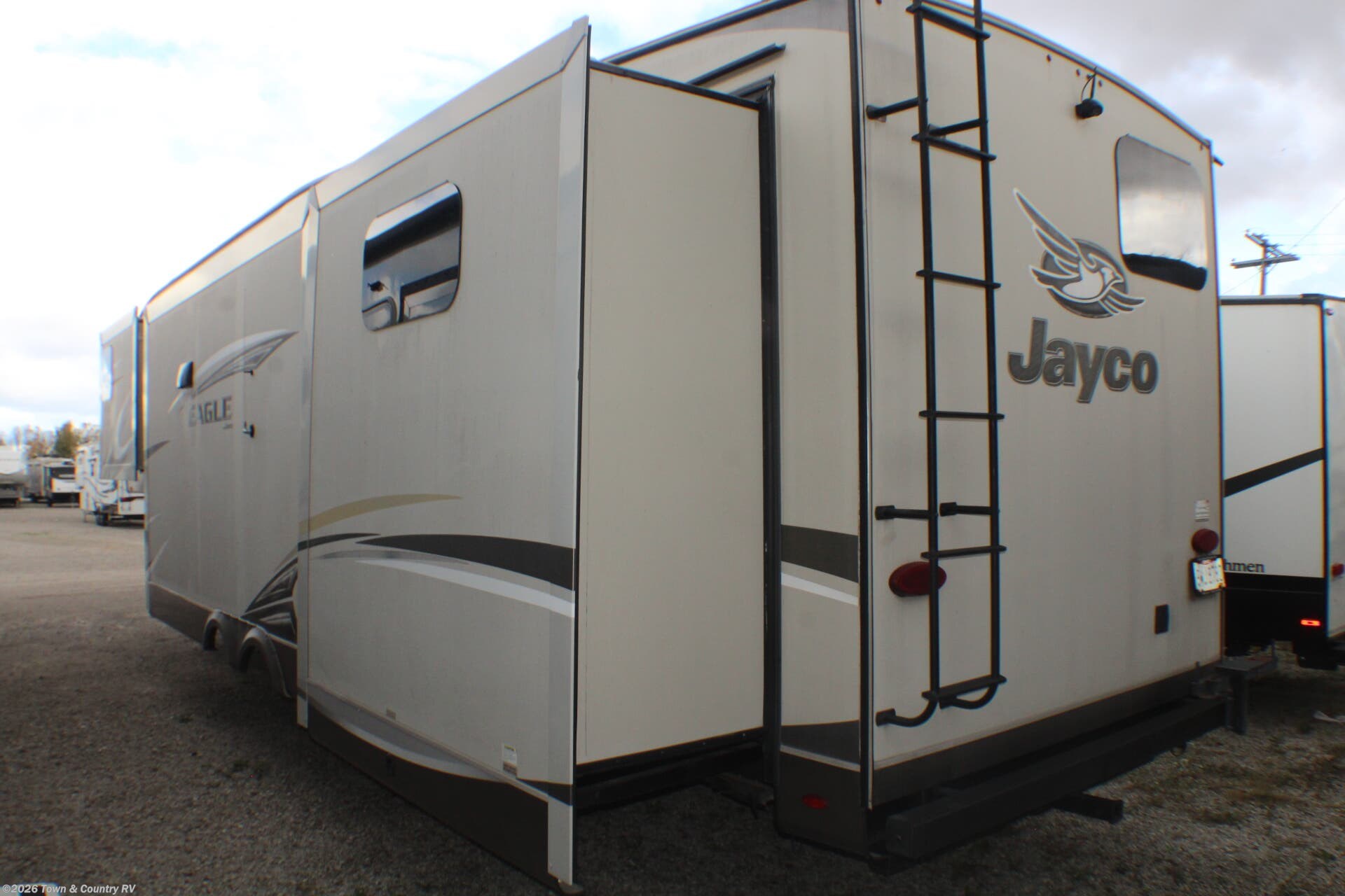 2017 Jayco Eagle 325BHQS - Used Fifth Wheel For Sale by Town & Country RV in Clyde, Ohio