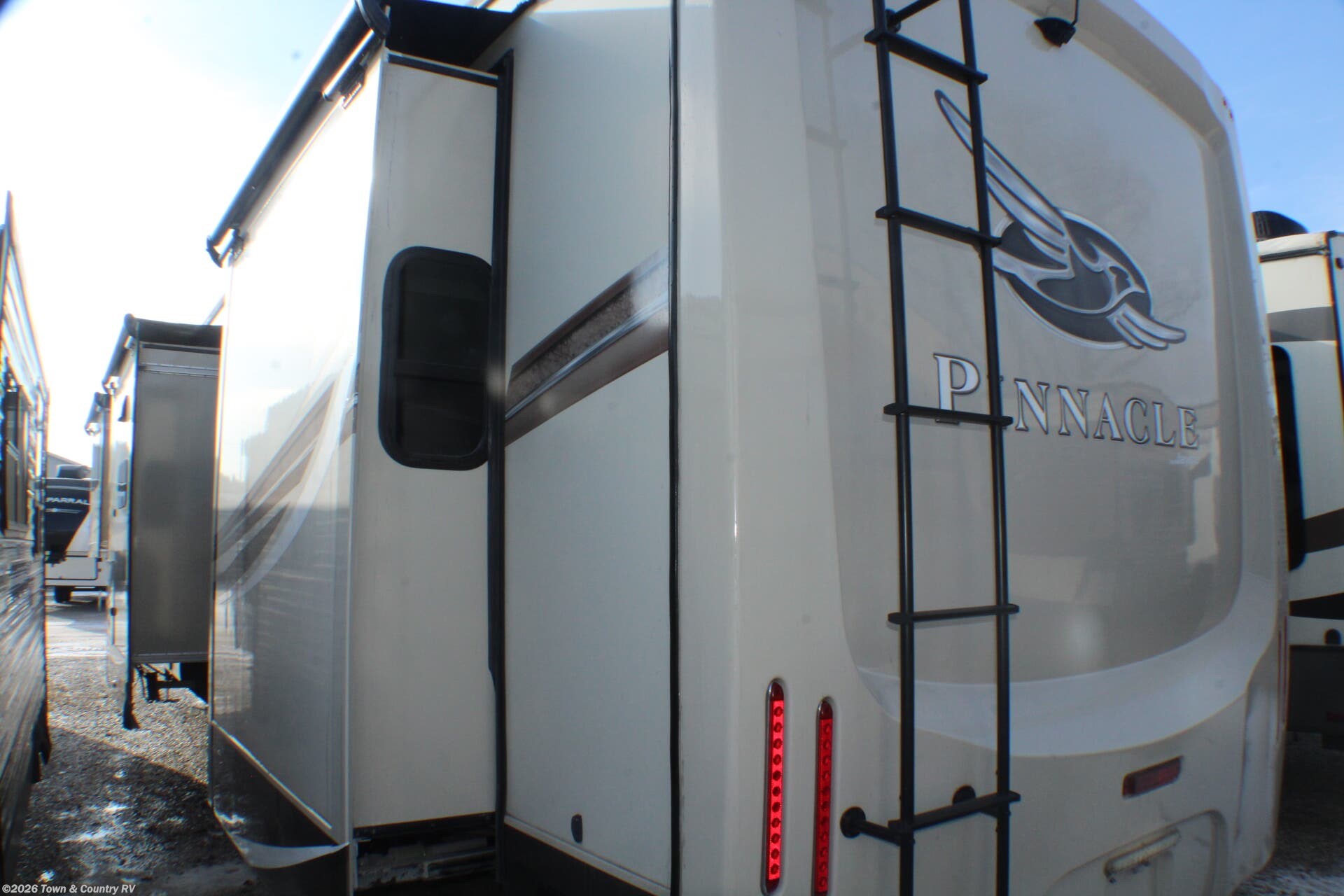 2020 Jayco Pinnacle 38FLWS - Used Fifth Wheel For Sale by Town & Country RV in Clyde, Ohio