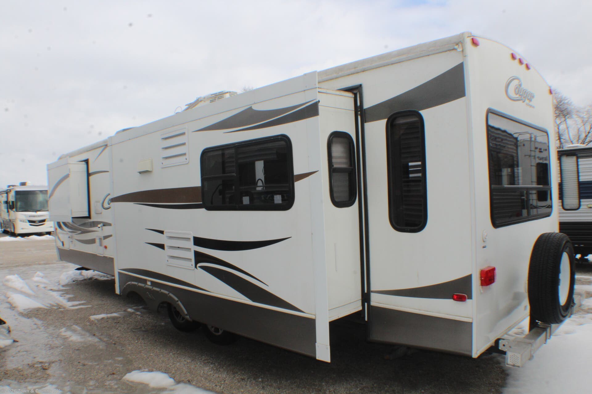 2014 Keystone Cougar XLite 31RLT - Used Travel Trailer For Sale by Town & Country RV in Clyde, Ohio