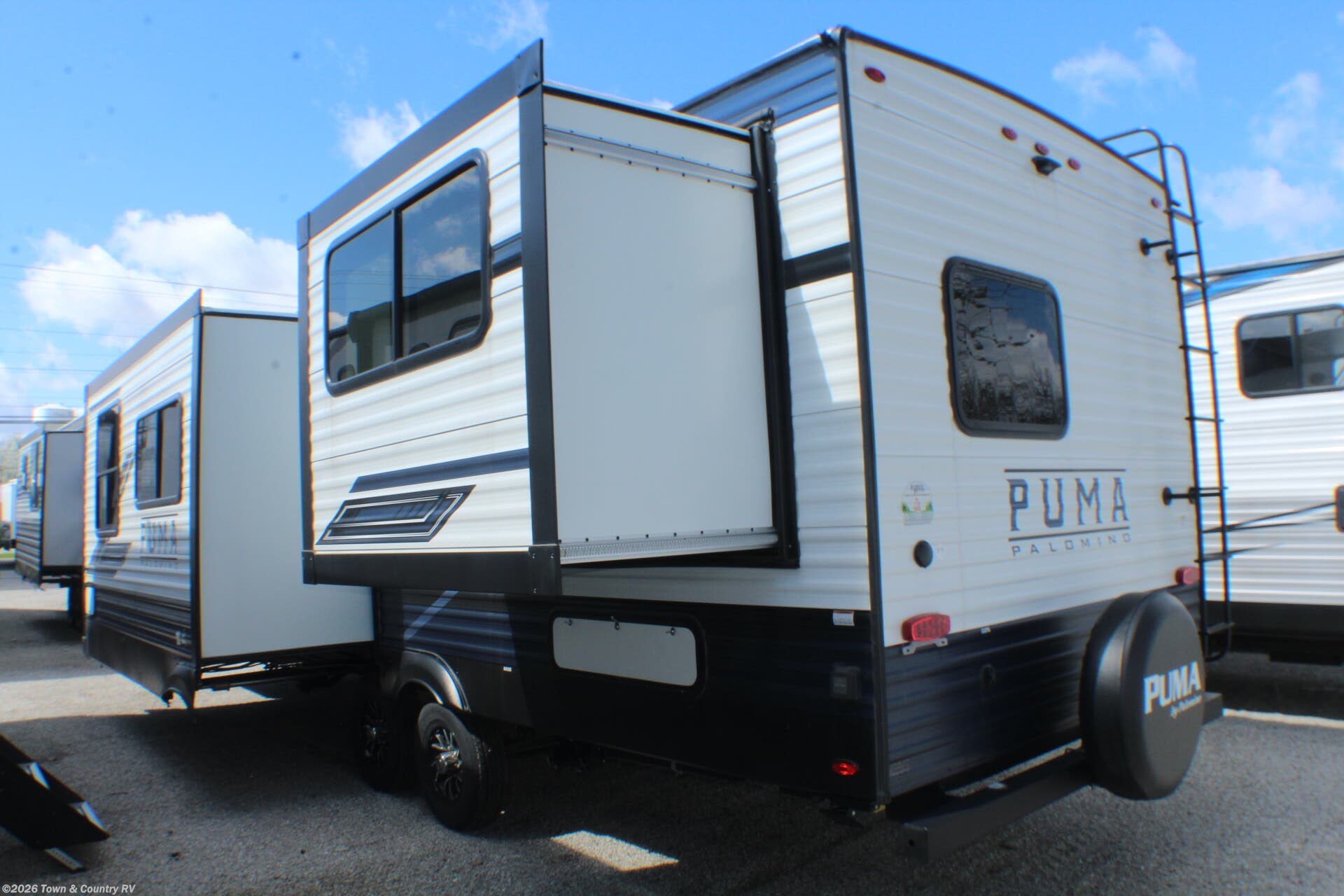 2024 Palomino Puma 26FKDS - Used Travel Trailer For Sale by Town & Country RV in Clyde, Ohio