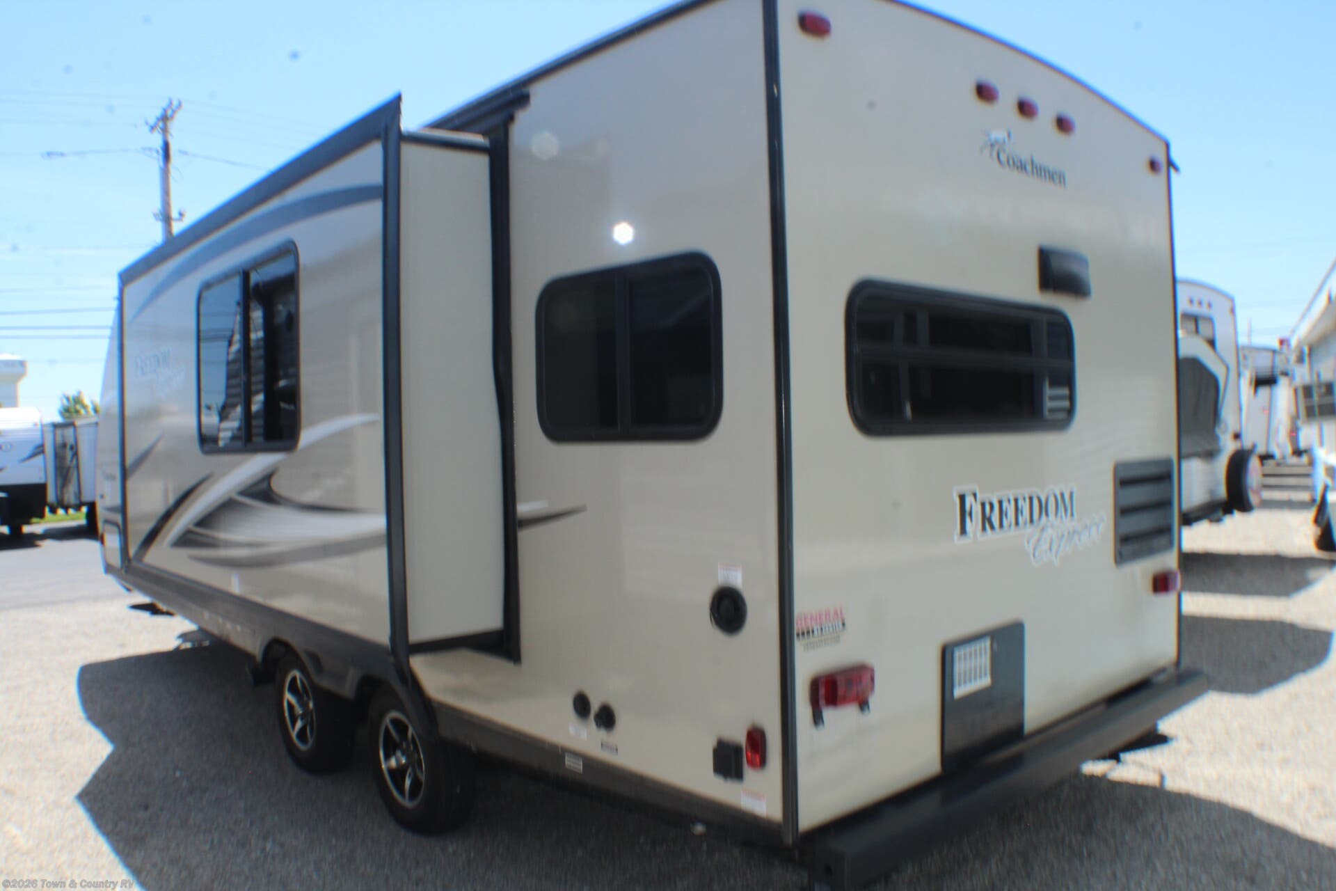 2017 Coachmen Freedom Express 246RKS - Used Travel Trailer For Sale by Town & Country RV in Clyde, Ohio