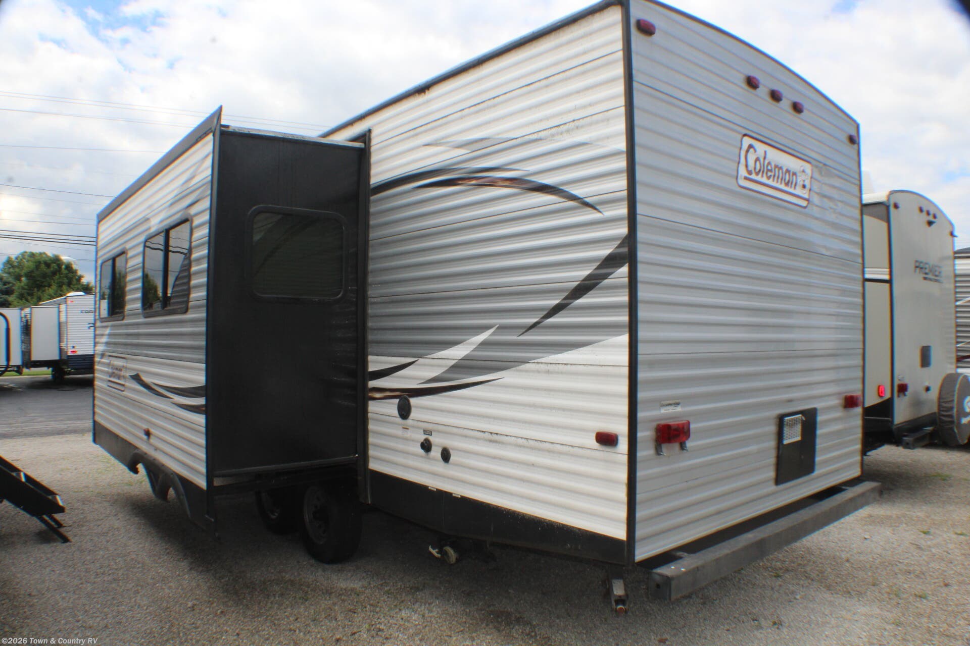 2015 Dutchmen Coleman 262BH - Used Travel Trailer For Sale by Town & Country RV in Clyde, Ohio
