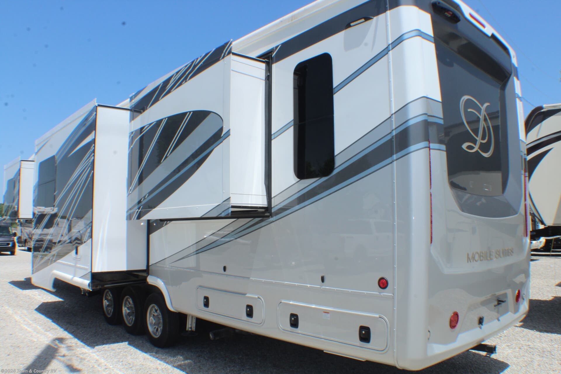 2026 DRV Mobile Suites ORLANDO - Used Fifth Wheel For Sale by Town & Country RV in Clyde, Ohio