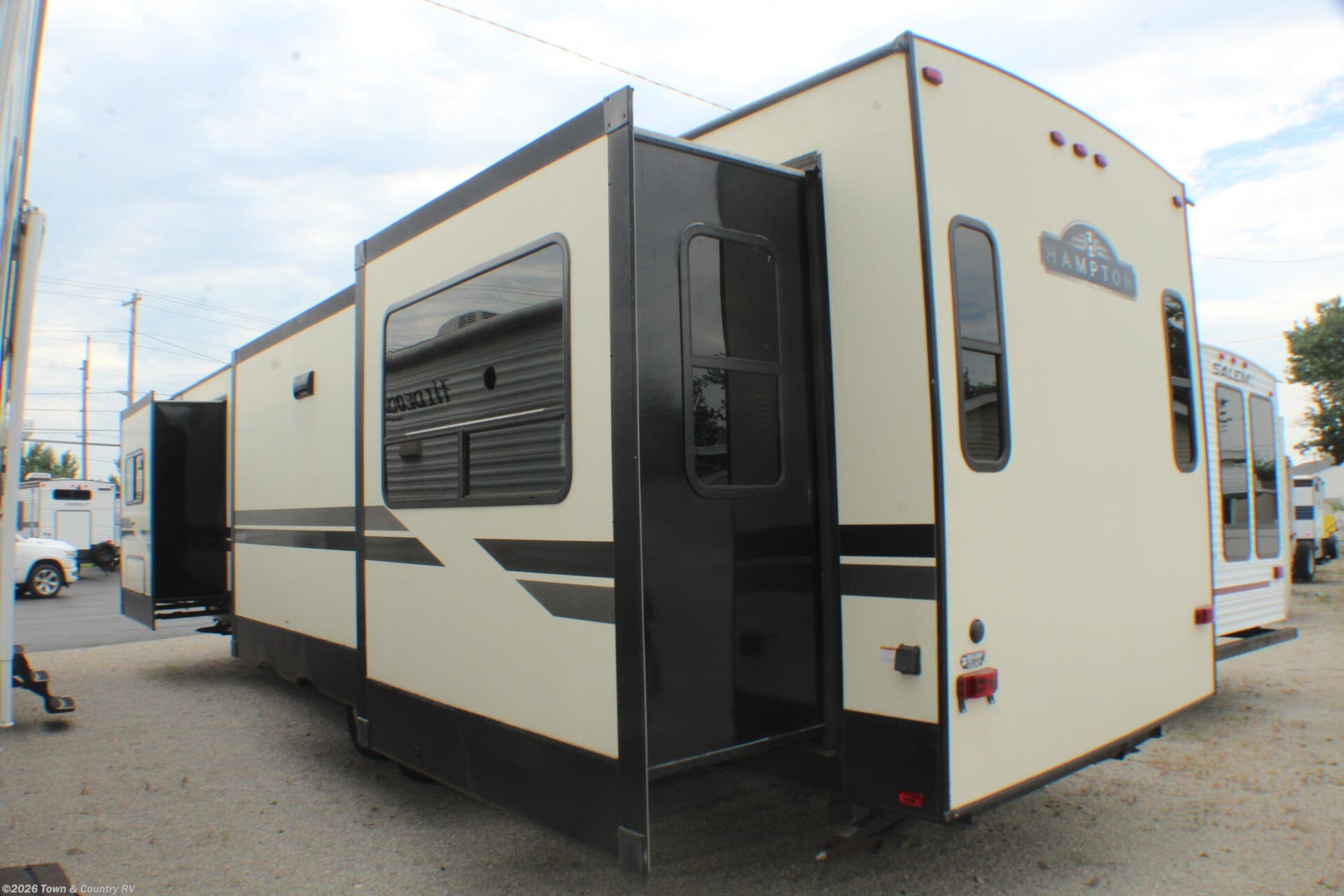 2020 CrossRoads Hampton 373DD - Used Destination Trailer For Sale by Town & Country RV in Clyde, Ohio