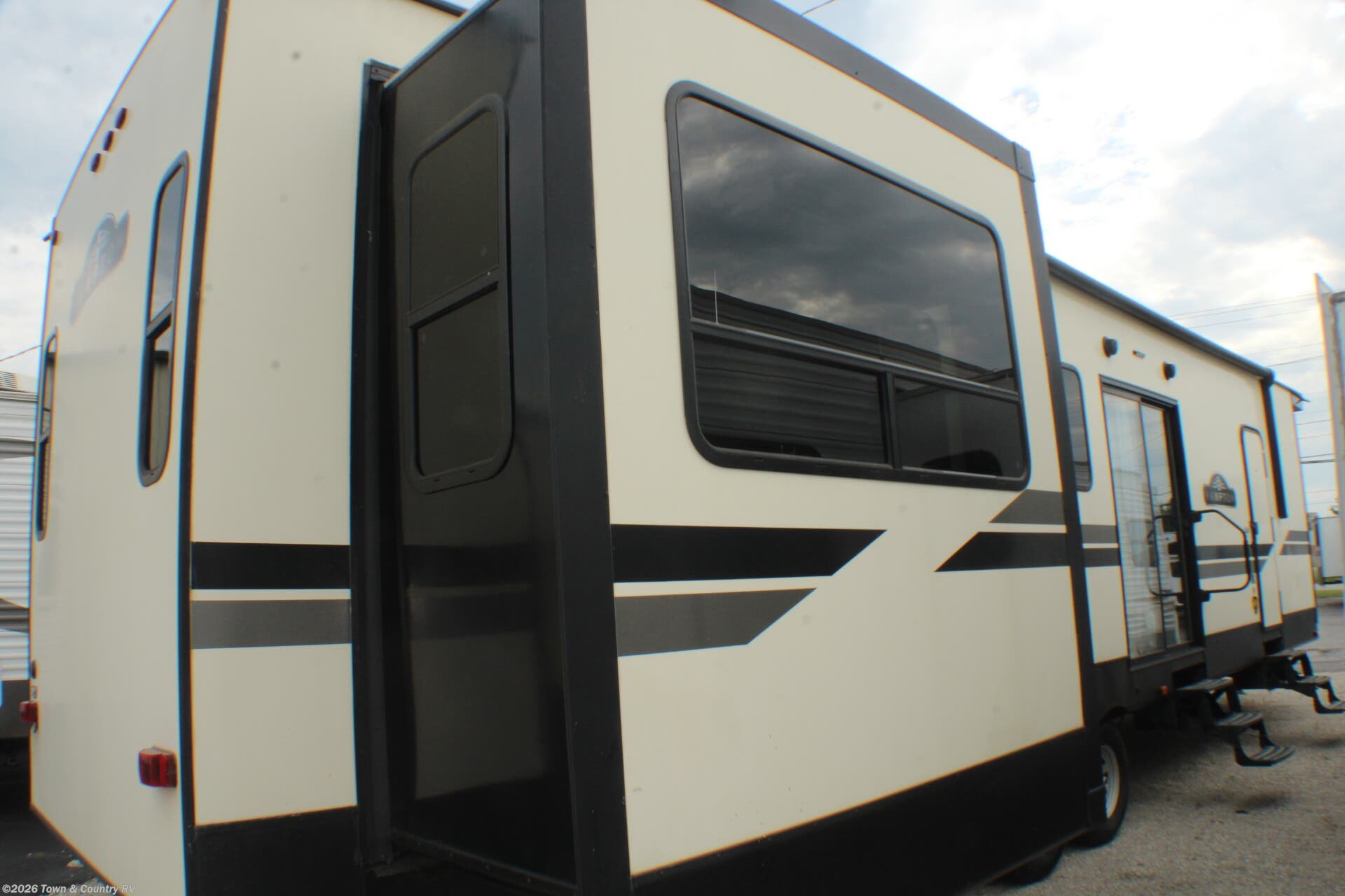2020 Hampton 373DD by CrossRoads from Town & Country RV in Clyde, Ohio