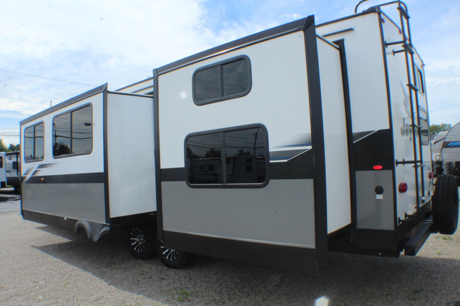 2024 Jayco Jay Flight 324BDS - Used Travel Trailer For Sale by Town & Country RV in Clyde, Ohio