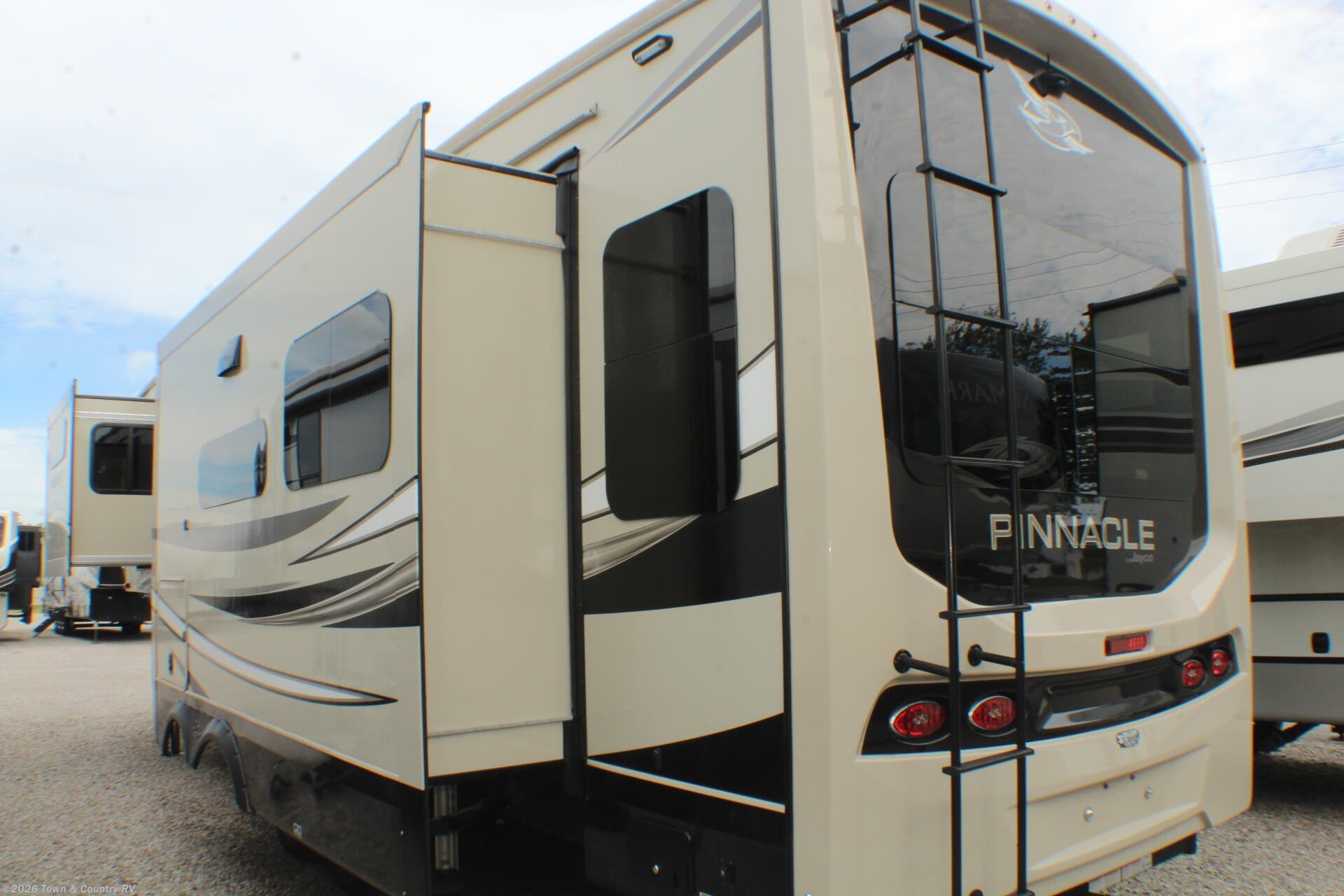 2022 Jayco Pinnacle 32RLTS - Used Fifth Wheel For Sale by Town & Country RV in Clyde, Ohio