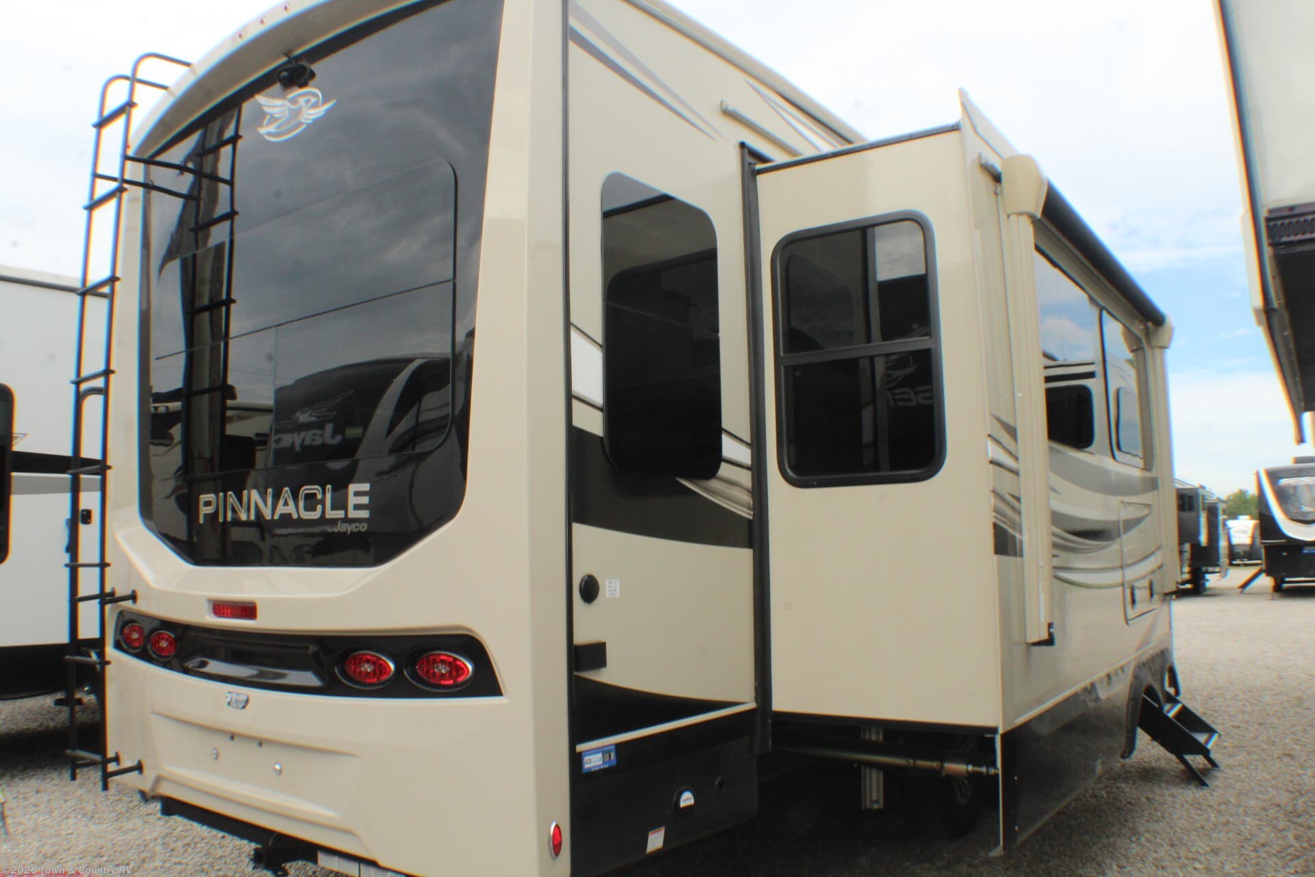 2022 Pinnacle 32RLTS by Jayco from Town & Country RV in Clyde, Ohio