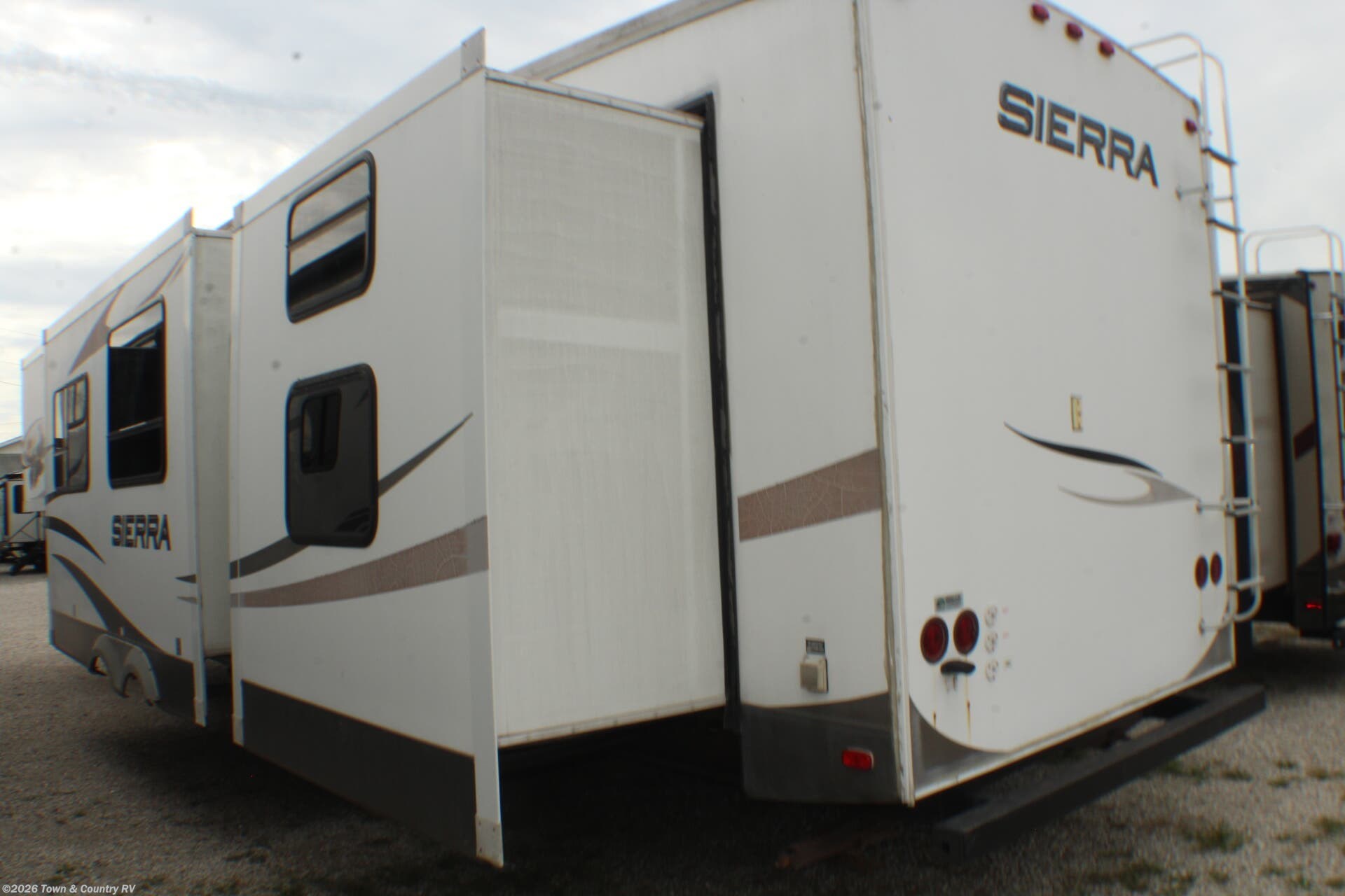 2010 Forest River Sierra 355QBQ - Used Fifth Wheel For Sale by Town & Country RV in Clyde, Ohio