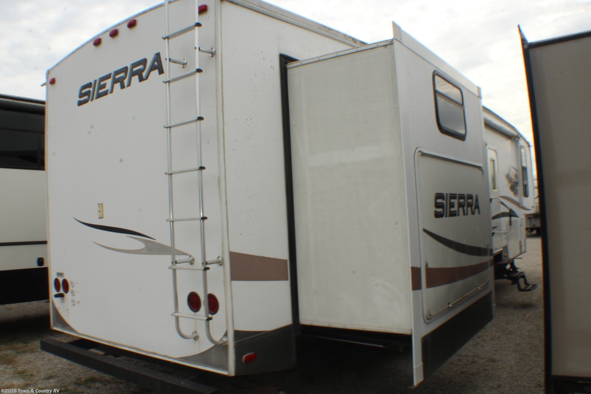 2010 Sierra 355QBQ by Forest River from Town & Country RV in Clyde, Ohio